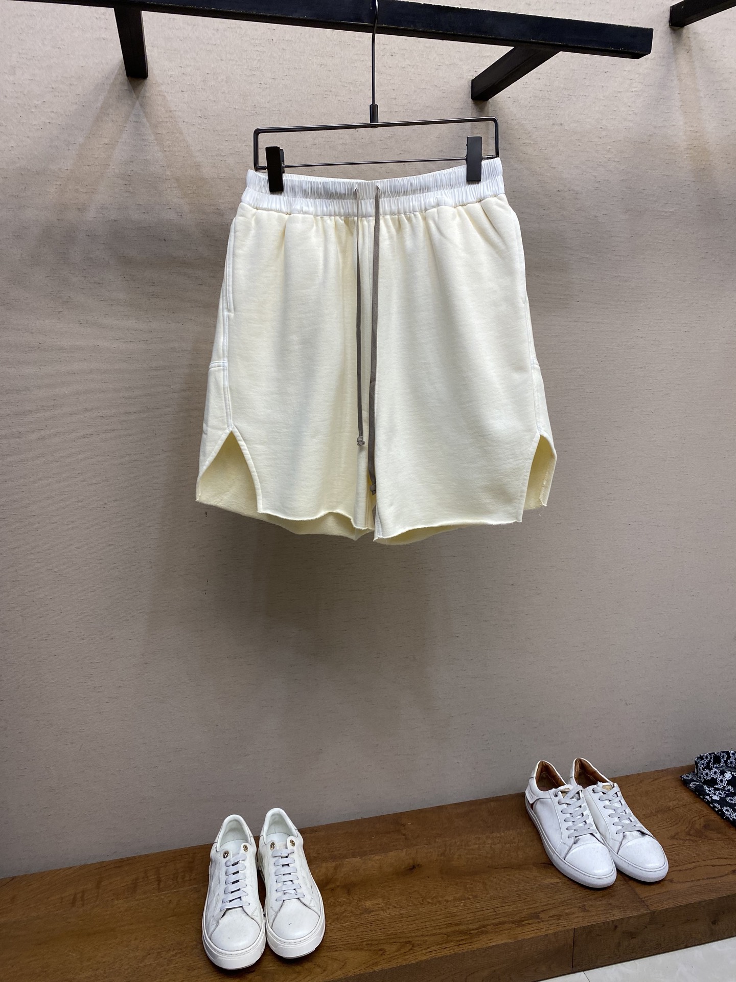 NO:438168,RICK OWENS DRKSHDW Spring and Summer 25 Solid Color Drawstring Casual Shorts Used with 340g fleece fabric Customized YB No. 1 to 8 scimitar zippers The upper body is very versatile. Rick's basic style is as always Size 42,44,46,48 (S-XL), shorts, alexander wang19860909RICK OWENS DRKSHDW 25春夏 纯色抽绳休闲短裤 采用340克抓绒面料 订做YB一至8号弯刀拉链 版型上身非常百搭 瑞克家基础风喜欢的一如既往 尺码42,44,46,48（S-XL）,,shorts,alexander wang,Men's clothing