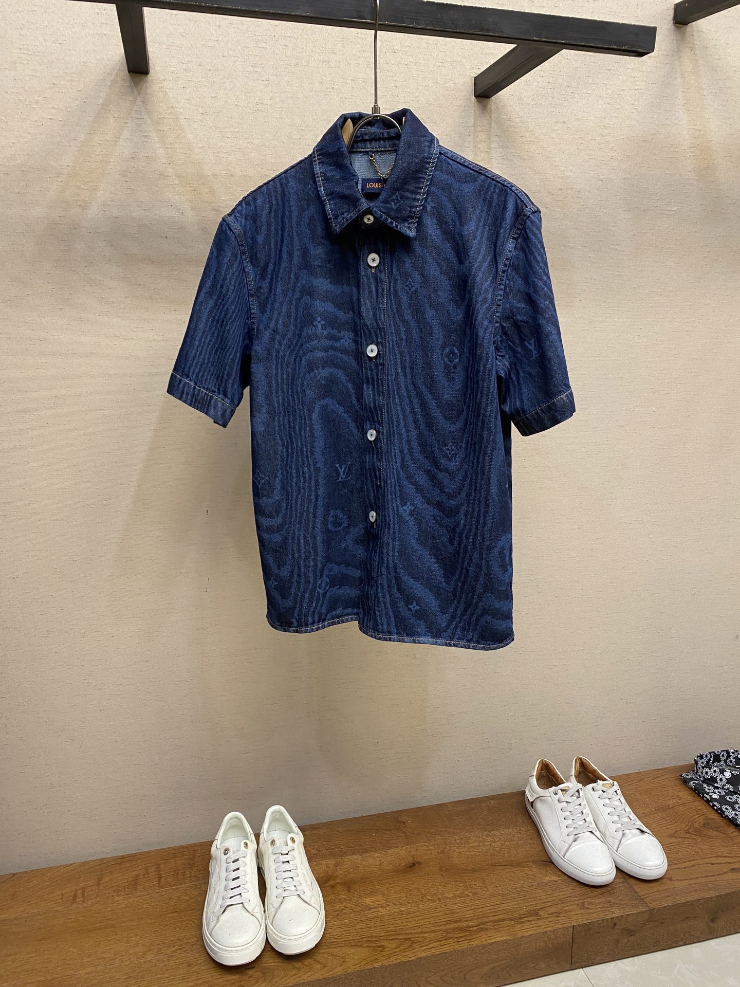 NO:437991,1V, 1V new short-sleeved denim shirts are rejuvenated by the current 1V Moiré pattern, and are cleverly incorporated into Monogram elements. The same color print reflects the silky texture, and the pearlescent buttons reveal a delicate atmosphere. Marque 1. Vuitton Déposée nubonic label is built behind the sizing S-XL,,shirts,T-shirt,alexander wang198609091V,1V 新款短袖牛仔衬衫借由当季 1V Moiré 图案个性焕新,其间巧妙融入 Monogram 元素.同色印花映现丝绸般的莹润质感,珠光纽扣流露考究气息,Marque 1.Vuitton Déposée 正绒面革标签栖身背后 尺码S-XL,,shirts,T-shirt,alexander wang,Men's clothing