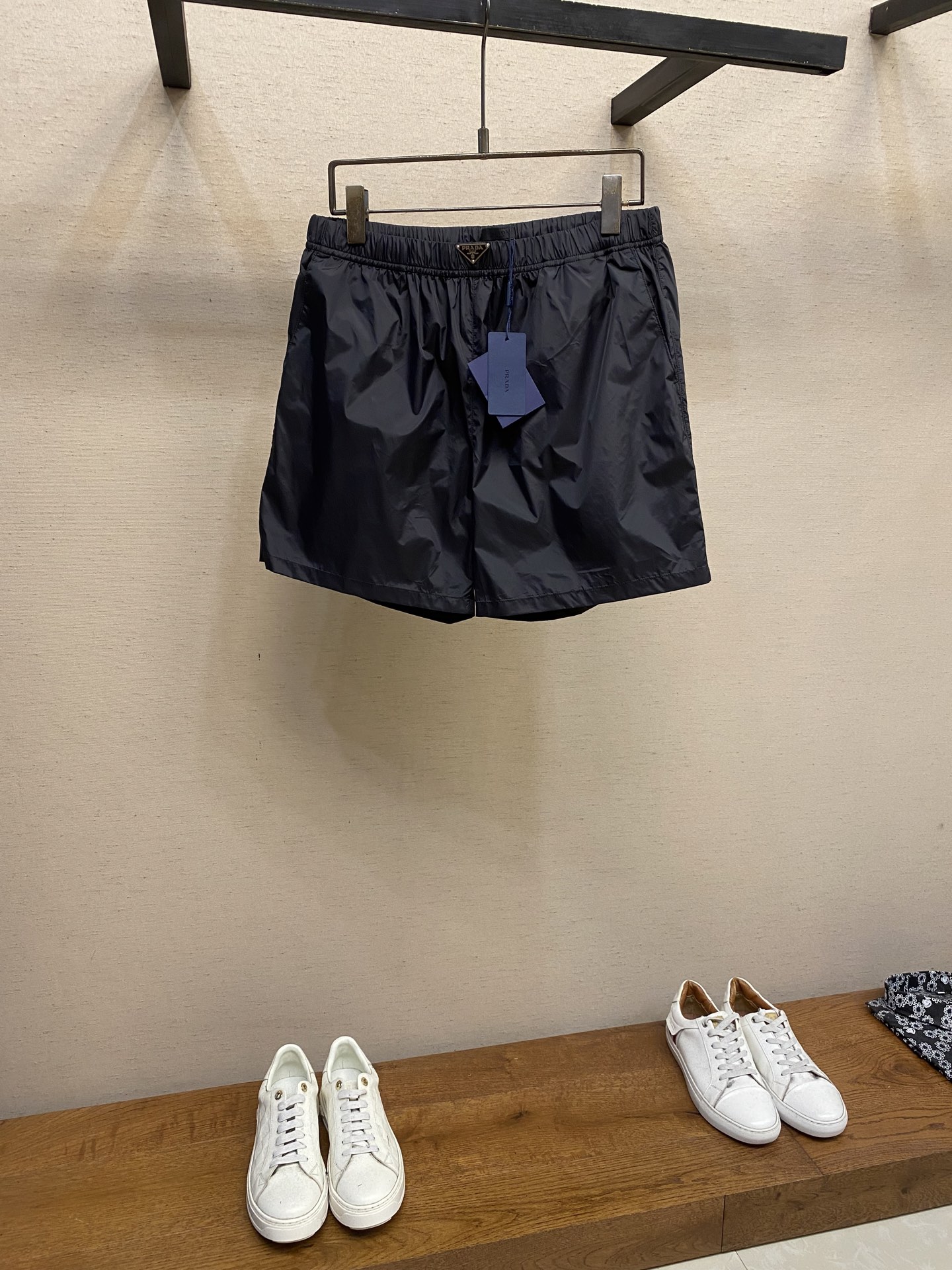 NO:437996,Prada, waist triangle nylon beach shorts This shorts are made of high-quality fabric, soft and comfortable to touch, good breathability, and are suitable for wearing in all occasions. Simple design: solid color design, simple and elegant, black looks more stable and versatile, suitable for all styles of matching. Elastic waist design: Elastic waist design, easy to put on and take off, adapt to different figures, and provide excellent wearing comfort. Straight fit: classic straight fit design, modifying the legs, making it look more upright and stylish. Brand texture: The details show the high-end quality of PRAD, the brand logo is low-key but luxurious, improving the overall temperament. Whether it is daily leisure, sports and fitness, or vacation travel, these shorts can be easily controlled. It is not only fashionable, but also practical, and is an indispensable item in your wardrobe. Size S-XL, prada, shorts, alexander wang19860909Prada,腰头三角标尼龙沙滩短裤 这款短裤采用优质面料,手感柔软舒适,透气性良好,适合各种场合穿着.  设计简约:纯色设计,简洁大方,黑色更显得稳重且百搭,适合各种风格的搭配.  松紧腰设计:松紧腰头设计,穿脱方便,适应不同身材,提供极佳的穿着舒适度.  直筒版型:经典的直筒版型设计,修饰腿型,显得更加挺拔有型.  品牌质感:细节之处彰显PRAD 的高端品质,品牌标志低调而不失奢华,提升整体气质.  无论是日常休闲、运动健身还是度假旅行,这款短裤都能轻松驾驭.它不仅时尚,而且实用,是你衣橱中不可或缺的一件单品. 尺码S-XL,,prada,shorts,alexander wang,Men's clothing