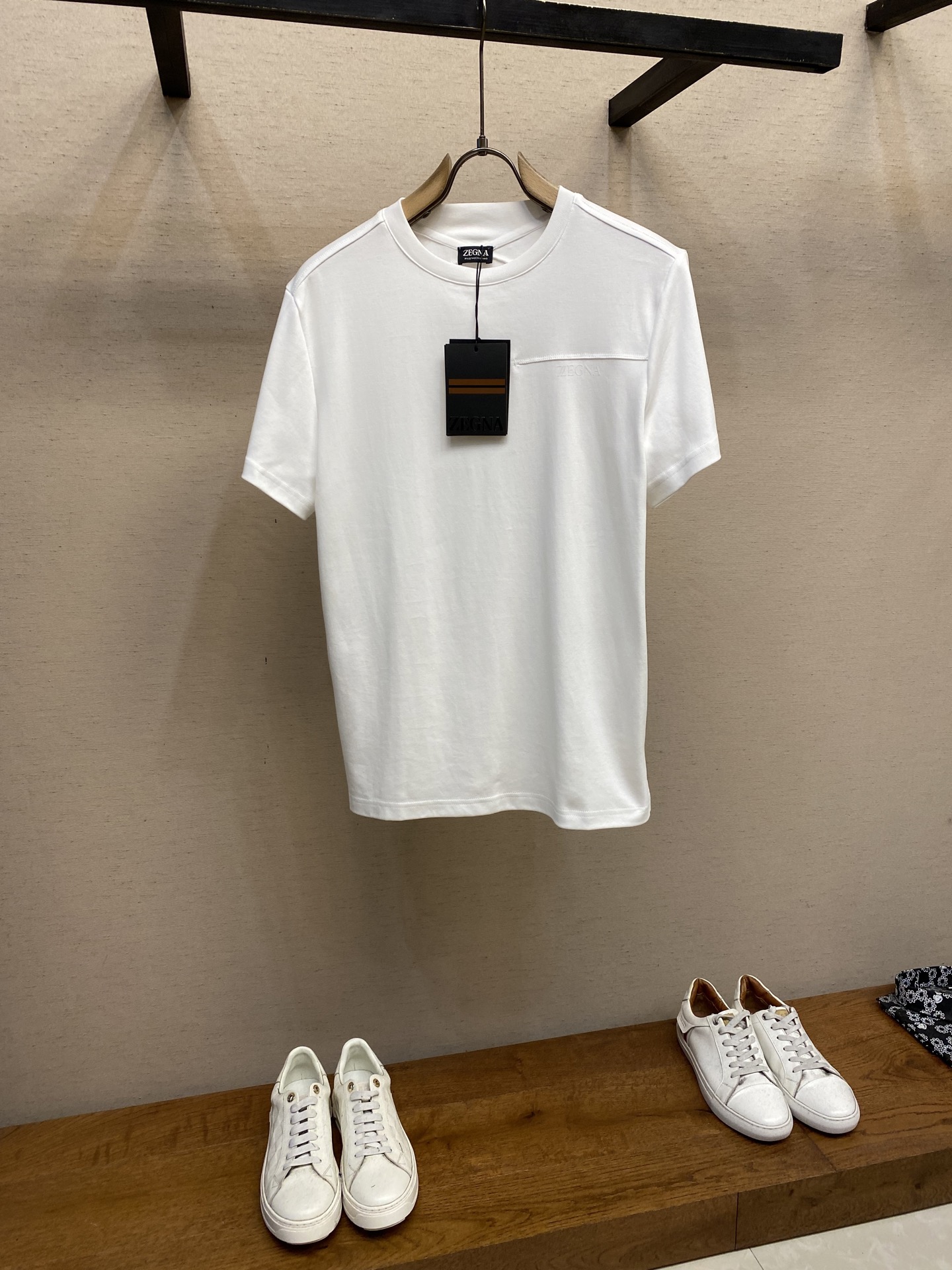 NO:437985,Zzegna, Zenia Water-soft cotton short-sleeved T-shirts present basic items for men's wardrobe. This fabric looks simple, but when you actually touch it, you will instantly turn into pink!  It has the smoothness of water, smooth and toughness, delicate and fullness. The regular version is free and unrestrained, and it makes you look slim. The nude base is very comfortable and has a strong texture. It is a T-like that is truly breathable. It is a moisture-absorbing and breathable than ordinary cotton. You can know what it means to be as smooth as a baby skin. It will be addictive after wearing it. A faint luster, a gentle cloud feeling, natural drooping, clear texture, and enjoy the soft and comfortable feeling of direct skin. The pure natural fabric has a soft and breathable texture, which can give you a leisurely and comfortable feeling throughout the day. The embroidery on the chest adds a unique highlight to the T-shirt. It can be regarded as a base shirt or creates various casual styles. The neckline is also decorated with the same color webbing, echoing up and down, creating a unique charming detail. Size S-XL  Color black, white, zegna, T-shirt,tees, t-shirt,alexander wang19860909Zzegna、杰尼亚 水柔棉质短袖T恤为男士衣橱呈现基础单品,此款面料看起来简单,实际摸到手上,瞬间路转粉的系列！具有水流一般的柔滑,手感爽滑有韧劲,细腻饱满度非常哇塞.常规版型,自由不拘束,藏肉显瘦. 裸感打底巨舒服,质感超强.是一款真真正正会呼吸的T,吸湿透气性远高于一般棉,穿上身你就能知道什么叫婴儿肌般顺滑,穿一次便会上瘾的体验感. 淡淡的光泽感,云感轻柔,自然悬垂,肌理清晰,享受直接贴肤的柔然舒适.纯自然面料质感柔软、透气,可以赋予您全天悠然惬意的舒适感. 胸前图案刺绣,为 T 恤增加了别具一格的亮点.即可当成打底衫或打造各种休闲造型,领口同样饰以相同配色织带,上下呼应,打造独具一格的魅力细节 尺码S-XL 颜色黑色,白色,,zegna,T-shirt,tees，t-shirt,alexander wang,Men's clothing