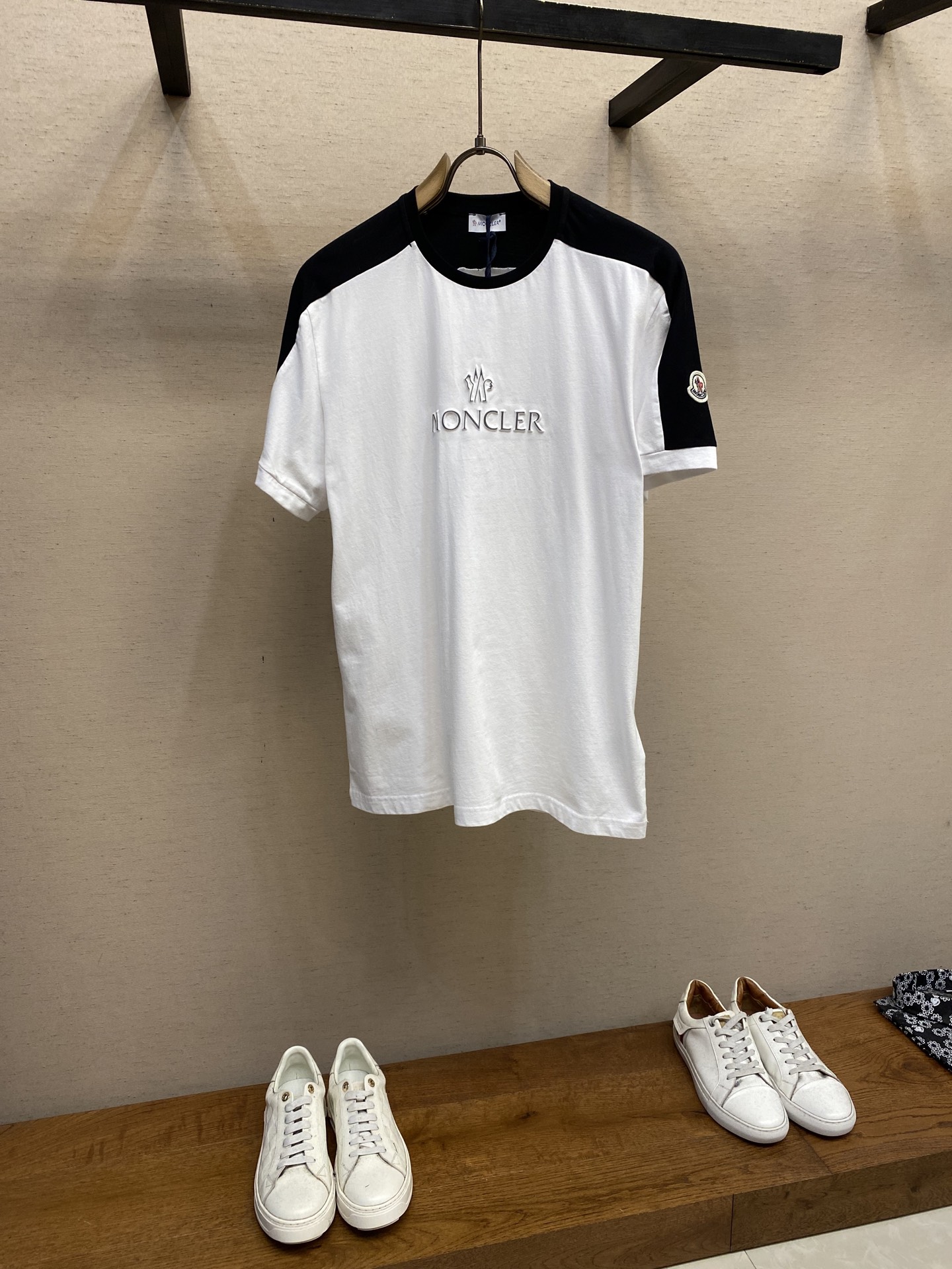 NO:437994,Moncler is decorated with three-dimensional embroidered logo round neck short-sleeved T-shirt on the front, the same style as ZG, the three-dimensional and simple letter embroidery logo on the front, the contour lines are smooth and exquisite, and the cuffs are decorated with brand logo silicone seal to highlight the brand recognition. It is specially designed for casual style. It is suitable for matching with various clothing. It is a casual daily item; customized luxury original high-end high-density 80S/3 strand yarn pure cotton fabric, without shrinking or deforming; Size S-XL, T-shirt,tees, t-shirt,alexander wang19860909Moncler 正面饰有品立体刺绣logo圆领短袖T恤,ZG同款、正面饰有立体感超强简约字母刺绣标识,轮廓线条流畅精致,袖口饰有品牌徽标硅胶章彰显品牌辨识度,专为打造休闲造型而设,适用于搭配各种服装,是休闲的日常单品；定制奢侈品原版高支高密80S/3股纱纯棉面料,不缩水、不变形； 尺码S-XL,,T-shirt,tees，t-shirt,alexander wang,Men's clothing