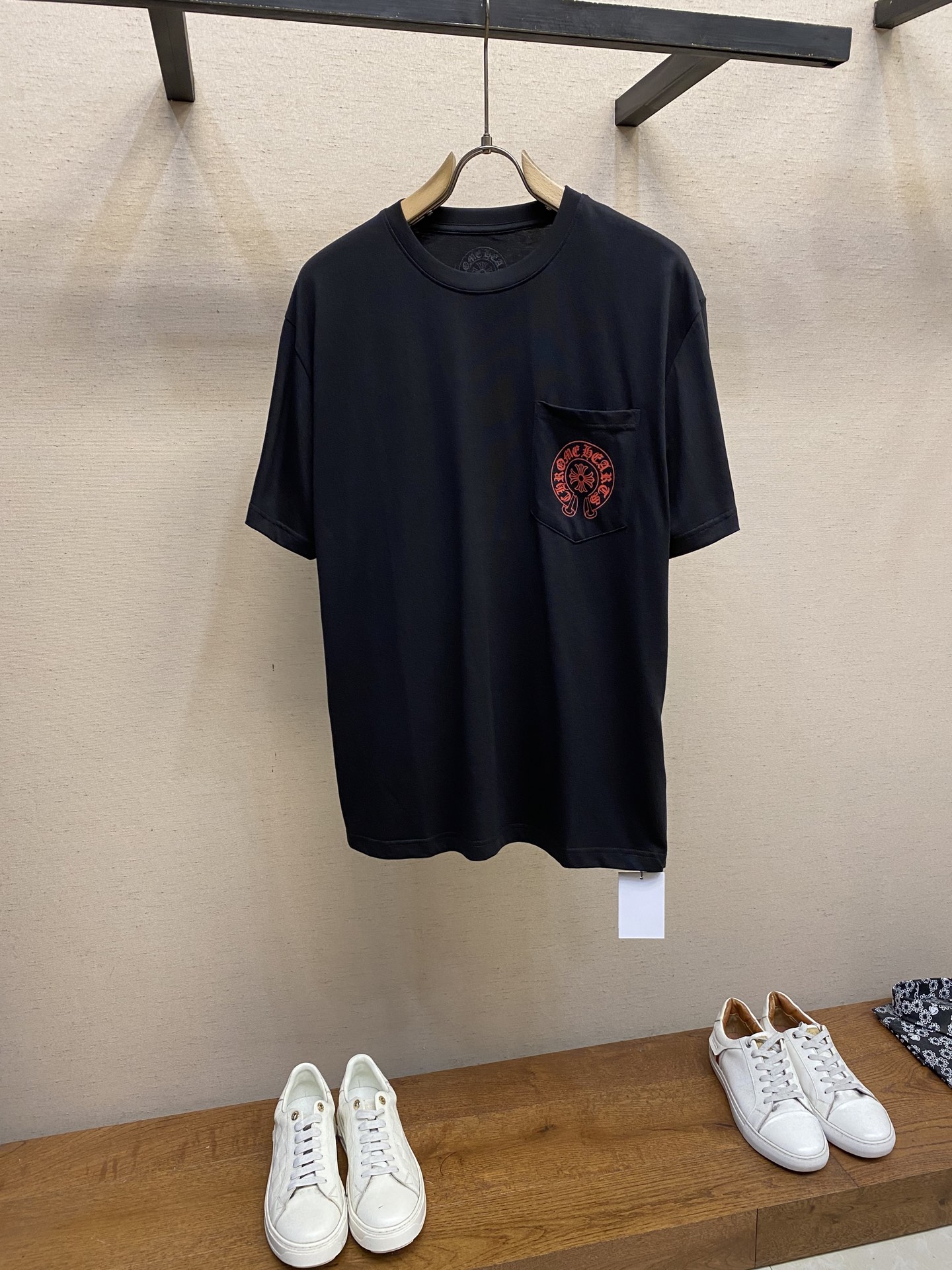 NO:438007,CH X Deadly doll co-branded short-sleeved TEE. The fabric is made of 26 knitted 200g cotton material and is very important here. The original version uses super-spec printing. Size S, M, L, T-shirt, alexander wang19860909CH X Deadly doll 联名款 短袖TEE.面料采用26织200克全棉材质印花这里很重要 原版采用的油墨超规格印花 尺码S,M,L,,T-shirt,alexander wang,Men's clothing