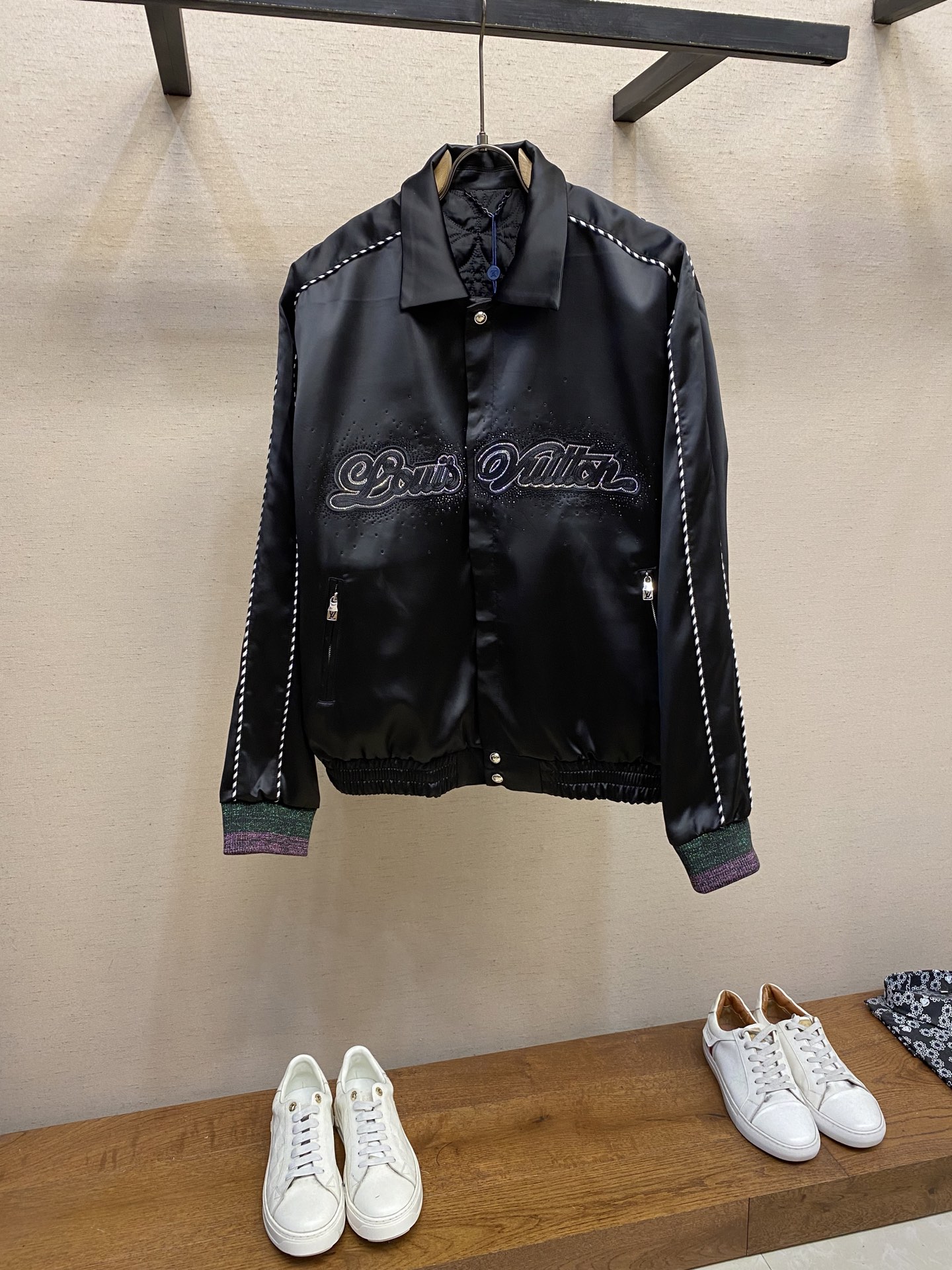 NO:438028,1V, iron diamond embroidered acetic acid jacket. Craft description. Original 25979 purchased. YB developed customized original fabrics. 11 restored embroidered iron diamonds. The overall thread is straight and delicate. The fabric is comfortable and soft, and the color is consistent and has no color difference. It can be matched with the same style to create a fashionable look. It can handle various occasions. Customized auxiliary materials, complete three standards, the same style for men and women. Size 46-52,,jackets & coats,alexander wang198609091V、烫钻刺绣醋酸外套 工艺说明原25979购入,YB开发定制原版面料,11还原刺绣烫钻,整体走线平直细腻,面料舒适柔软,颜色一致无色差 能与同款搭配营造时尚造型,驾驭各种场合,定制辅料,三标齐全,男女同款 尺码46-52,,jackets & coats,alexander wang,Men's clothing