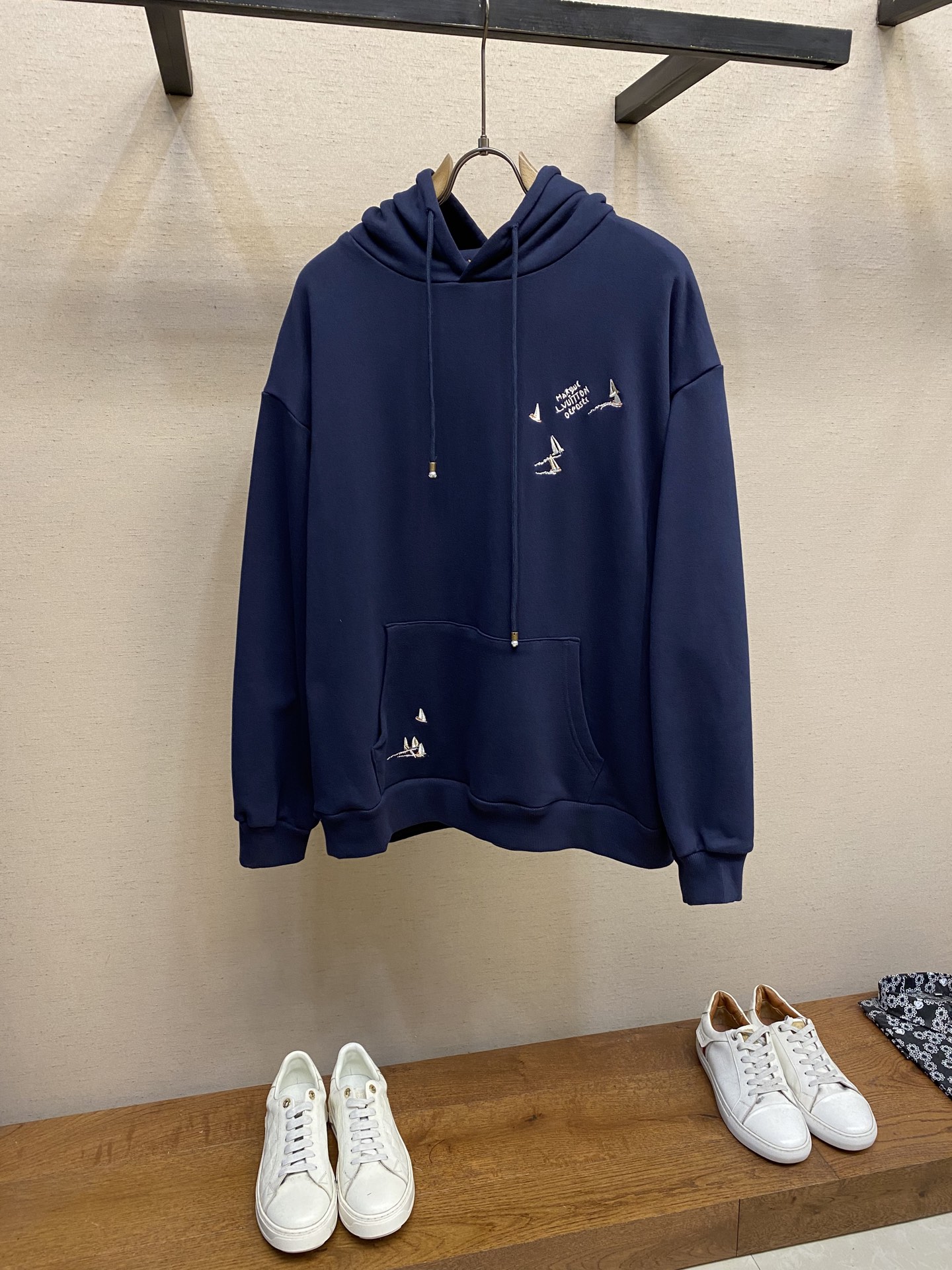 NO:440875,1V, Louis Vuitton 25ss new long-sleeved embroidered sailboat sweatshirt This cotton hoodie is inspired by the hustle and bustle port of the transatlantic cruise, and uses contrasting brushstrokes to depict the LV Regatta pattern. The front sail shadows rise lightly in the wind, converging on the back to form a striking LV letter. Marque L. Vuitton Déposée embroidered logo illuminates the chest size 46-52,,louis vuitton,louis vuitton,hoodie,sweatshirts,hats,alexander wang198609091V、路易威登25ss新款长袖刺绣帆船卫衣 本款棉质连帽衫自跨大西洋航游之旅的喧嚣港口撷取灵感,以撞色笔触描摹 LV Regatta 图案.正面帆影点点迎风轻扬,于背面汇聚为醒目 LV 字母.Marque L.Vuitton Déposée 刺绣标识点亮胸前 尺码46-52,,louis vuitton,louis vuitton,hoodie,sweatshirts,hats,alexander wang,Men's clothing
