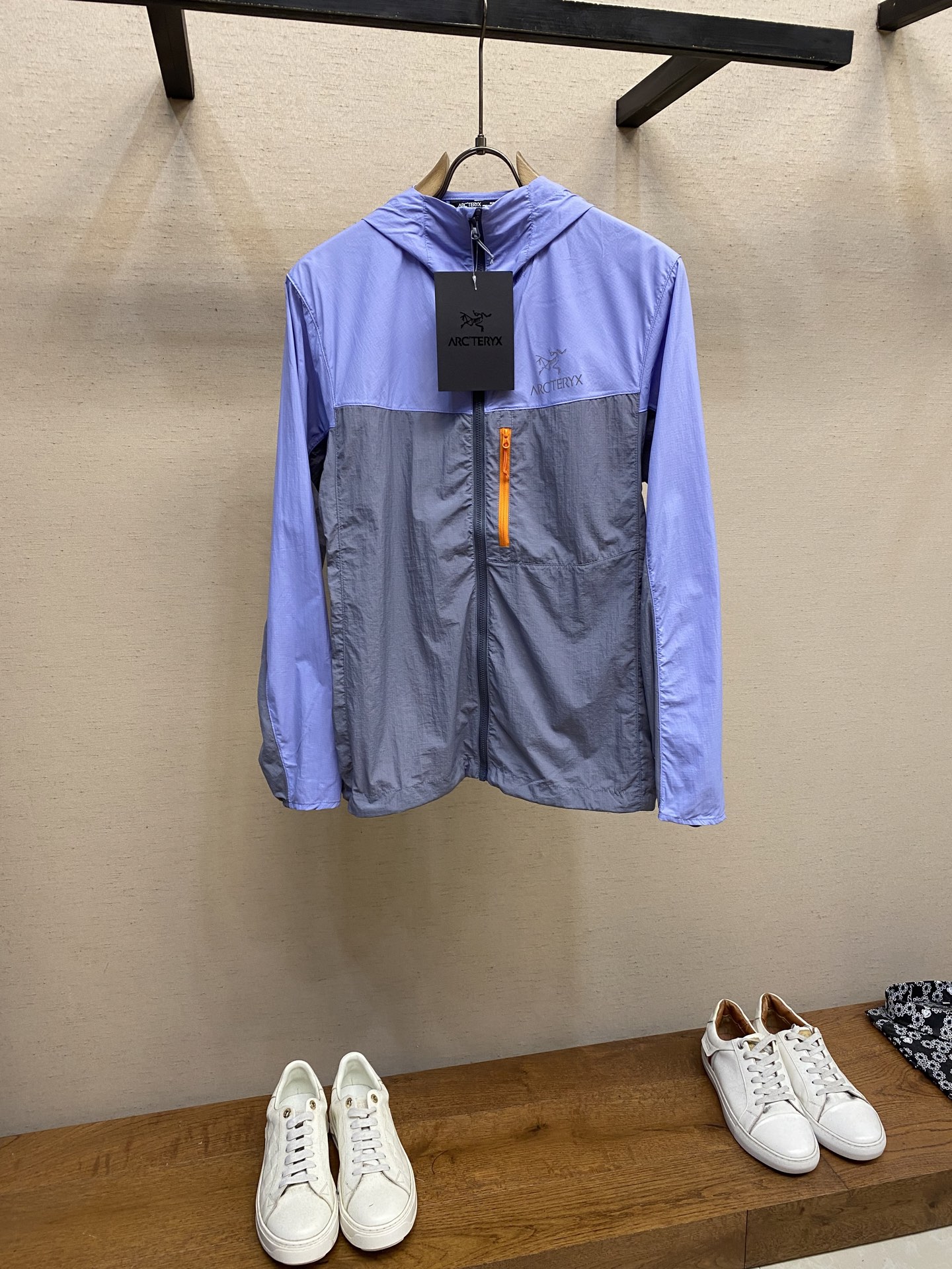 NO:438021,Arctery, exclusive top-end 3M reflective printing. Arc wind shell solid color logo print zipper lightweight hooded lightweight waterproof windproof breathable water-splashing light style. Bird home SQUAMISH men and women same style HOODY sun protection clothes skin coat wind shell breathable windproof jacket jacket bird sun protection clothes. 25 summer new couples running series sports fitness night running summer breathable woven top jacket functional thin jacket small windbreaker skin coat sun protection clothes!  The same style of men and women can be matched with couple outfits!  The latest model, a must-have for summer!  High-end quality is invincible!  Imported technological sunscreen fabrics have excellent high elastic raw yarn sun protection, which can be washed repeatedly, and the sun protection is longer-lasting, blocking ultraviolet rays up to 99, not stuffy, not hot, and more breathable. The fabric forms a vapor-heat microcirculation with the skin, and always keeps a cool feeling!  Suitable for many outdoor sports such as hiking, daily travel, etc. Windwall windproof fabric, especially dense, water-resistant and water-resistant, has excellent waterproof and windproof performance, providing comfortable protection for outdoor activities... The design is simple and atmospheric, suitable for all ages, parent-child wear, essential for outdoor activities in spring and summer... Hooded design, better wrapping performance, better protection for you, zippered safety pockets, placing small objects is very practical and most shiny, rejecting mediocrity... distinct personality, fashionable and sporty!  Three-dimensional cutting, clear layers and full of three-dimensional... show the sense of class!  Size S-3xl, jil sander, jackets & coats, jackets & coats, hats, alexander wang19860909Arctery,独家顶配 3M反光印花. Arc风壳纯色logo印花拉链轻量连帽轻薄防水防风透气防泼水轻飘款. 鸟家SQUAMISH男女同款HOODY防晒衣皮肤衣风壳透气防风夹克外套 鸟防晒服. 25年夏季新品情侣款跑步系列运动健身夜跑夏季透气梭织上衣外套 机能薄型夹克小冲锋衣皮肤衣防晒衣！ 男女同款可配情侣装！最新款,夏季必备！高端品质无敌！ 进口科技防晒面料,具备优异的高弹性原纱防晒,可反复水洗,防晒更持久阻隔紫外线高达99不闷不热更透气空气、面料与肌肤形成汽热微循环,始终保持凉感！ 适用于远足徒步、日常旅行等多种户外运动.采用Windwall防风面料、面料特别密、经过防泼水处理、具有出色的防水防风性能、为户外活动提供舒适的防护…设计简约大气、老少皆宜、亲子穿着、春夏户外活动旅行必不可少…连帽设计、更好的包裹性能更好防护你,拉链安全口袋、放置小物件非常实用最为闪亮拒绝平庸…个性鲜明、时尚运动兼备！立体裁剪 层次分明、立体十足…彰显档次感！ 尺码S-3xl,,jil sander,jackets & coats,jackets & coats,hats,alexander wang,Men's clothing