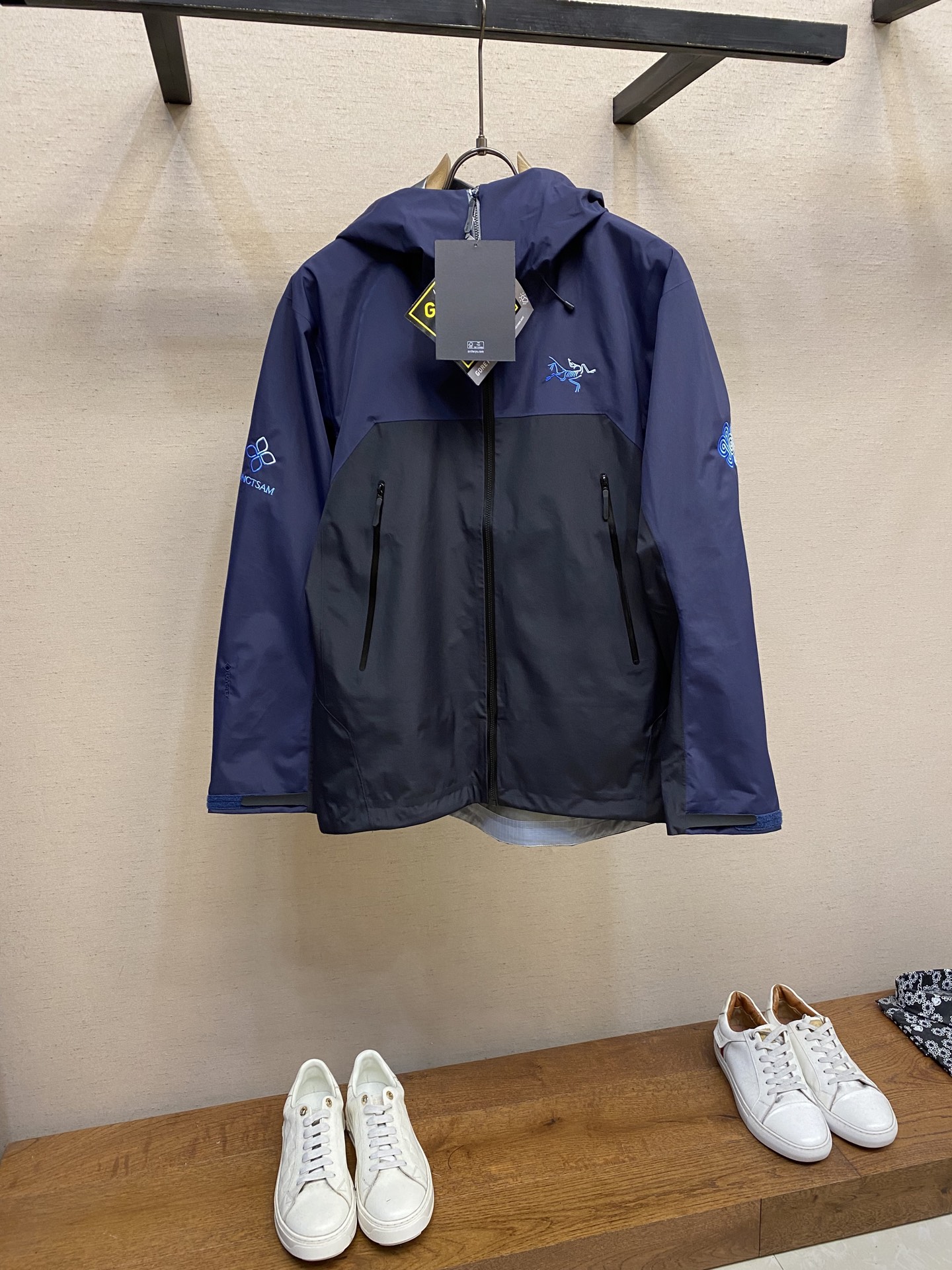 NO:438014,Arctery, top-end.Arcx Songzan Co-branded model BETA SL 3.0 SONGTSAM jacket Namcho embroidery gradient logo hooded hard shell long sleeve windbreaker jacket jacket. Imported machine embroidery. Imported fish scale cloth triple-layer glue Size S-2xl,,jackets & coats,jackets & coats,hats,alexander wang19860909Arctery,顶顶配.Arcx 松赞 联名款 BETA SL 3.0 SONGTSAM冲锋衣 纳木措刺绣渐变logo连帽硬壳长袖风衣夹克外套.进口机器刺绣.进口鱼鳞布 三层压胶 尺码S-2xl,,jackets & coats,jackets & coats,hats,alexander wang,Men's clothing