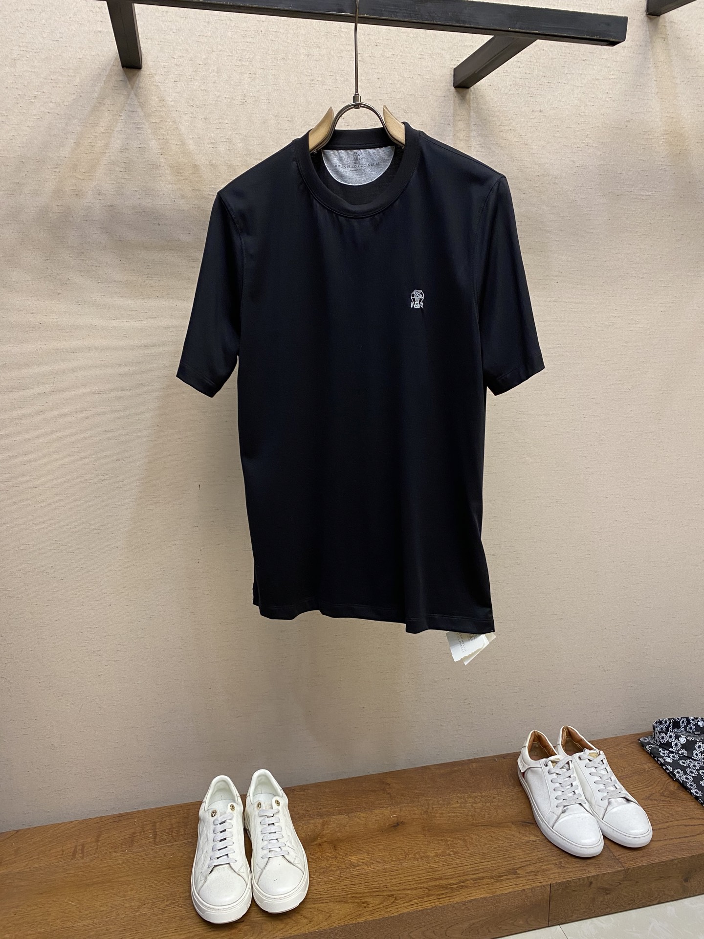 NO:440885,Brunello Cucinelli short-sleeved pullover round neck shirt, genuine 7497 purchased and developed, 60 mercerized cotton double strands, 1*1 Sorona, imported embroidery, paste printing, fabric fermentation, custom 1:1 trademark, fitting style S-XL, brunello cucinelli, T-shirt, alexander wang19860909Brunello Cucinelli短袖套头圆领衫,正品7497购入开发,60支丝光棉双股,1*1索罗纳,进口刺绣,胶浆印花,面料酵洗,定制1:1商标,合身版型 尺码S-XL,,brunello cucinelli,T-shirt,alexander wang,Men's clothing