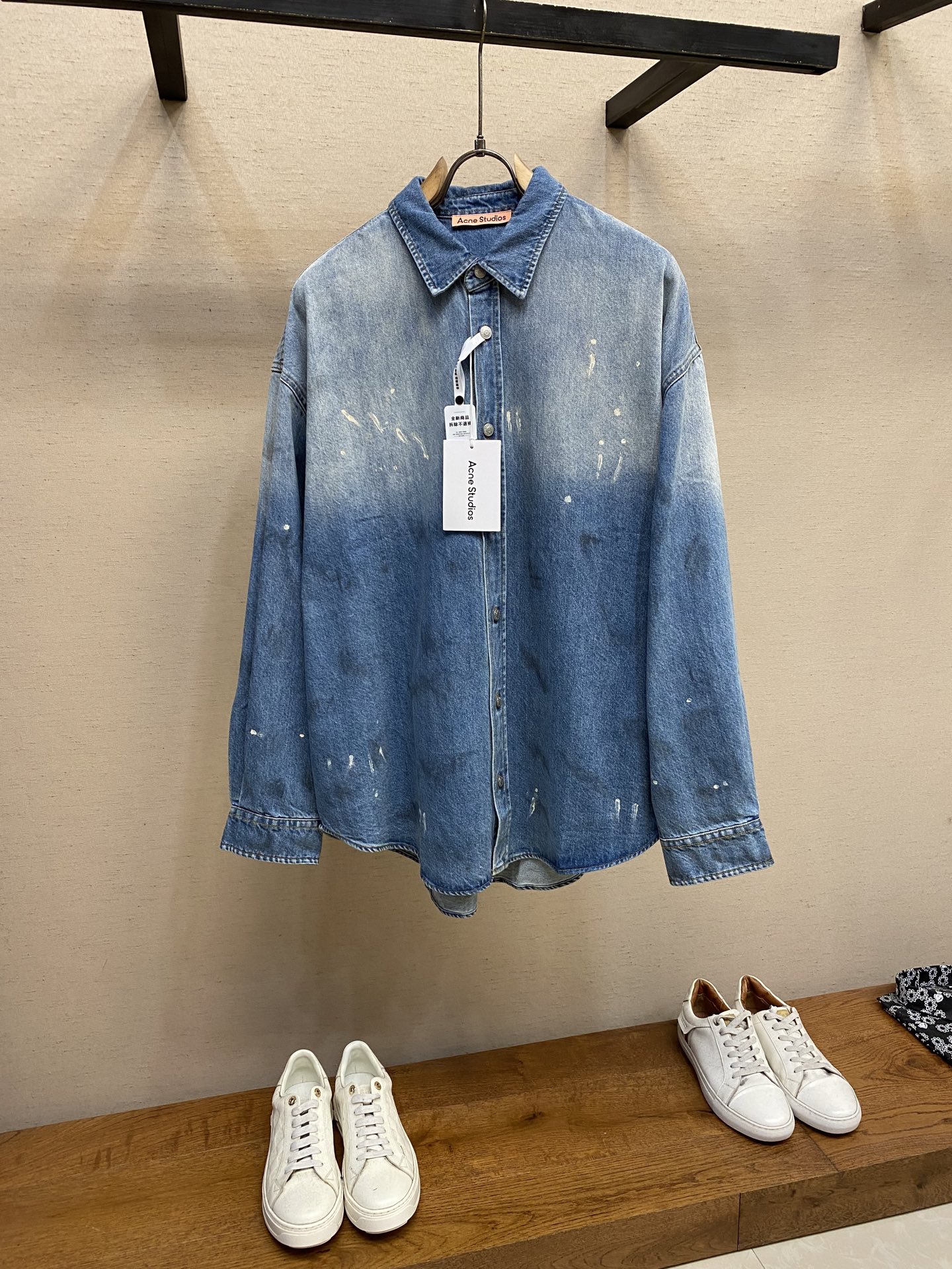 NO:440829,Acne Studios25SS loose button logo shoulder-fall long-sleeved shirt, genuine 7580 purchased and developed, using cotton blended lyceler fiber denim fabric, laundry washing, artificial ink splashing, artificial monkey, customized 11 hardware buttons, customized 11 trademark, loose version Size S, M, L,, acne studios, dior, shirts, alexander wang19860909Acne Studios25SS宽松纽扣徽标落肩长袖衬衫,正品7580购入开发,采用棉质混纺莱赛尔纤维牛仔面料,成衣洗褪,人工泼墨,人工马骝,定制11五金纽扣,定制11商标,宽松版型 尺码S,M,L,,acne studios,dior,shirts,alexander wang,Men's clothing