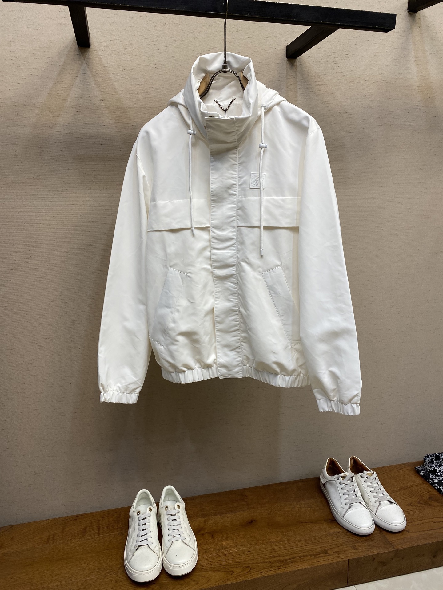 NO:440879,1V New Jacket New in Early Autumn Polyester Material Windproof and Warm Pure White Series Full of High-end Classic Monogram Lining Hidden Hood Zipper Close Customized Hardware Very beautiful!  Size S-XL, Jackets & coats,hats,alexander wang198609091V 新款 夹克 早秋新品 聚酯纤维材质 防风保暖 高级感满满的纯白色系 经典Monogram里衬 隐藏式帽兜 拉链开合 定制五金件 非常漂亮！ 尺码S-XL,,jackets & coats,hats,alexander wang,Men's clothing