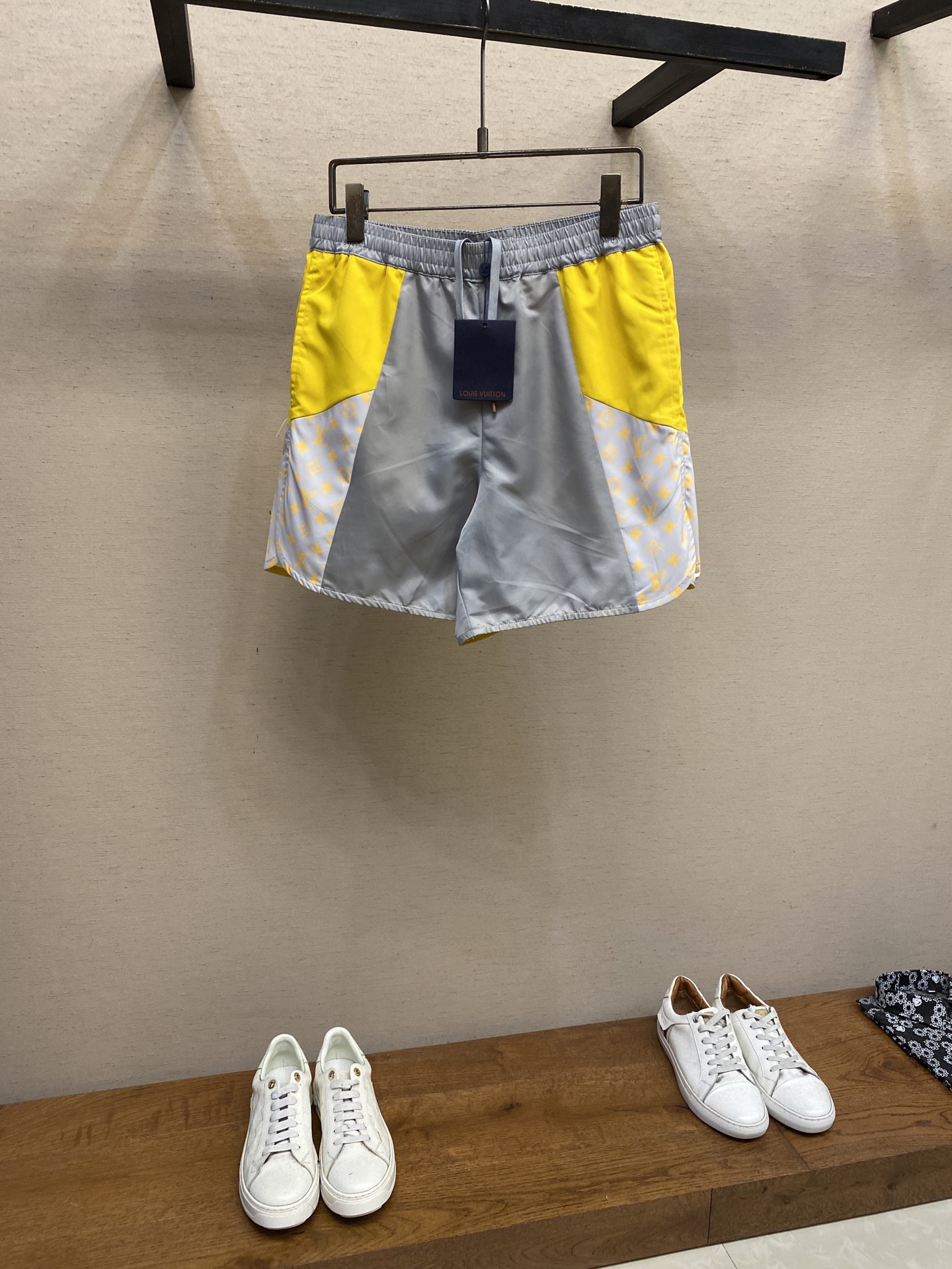 NO:440873,1V and 25ss new sports shorts with light texture contrasting technology fabric, and then use Monogram Glow printed inlay to indicate the brand identity. The elastic waist and breathable side slits ensure a comfortable experience, and can create an avant-garde look with the same waist jacket. Size S-XL, shorts, jackets & coats, alexander wang198609091V、25ss新款运动短裤拼接质地轻盈的撞色科技面料,再借 Monogram Glow 印花嵌饰点明品牌身份.弹力腰部和透气侧开衩确保舒爽体验,可与同款束腰夹克共筑前卫造型. 尺码S-XL,,shorts,jackets & coats,alexander wang,Men's clothing