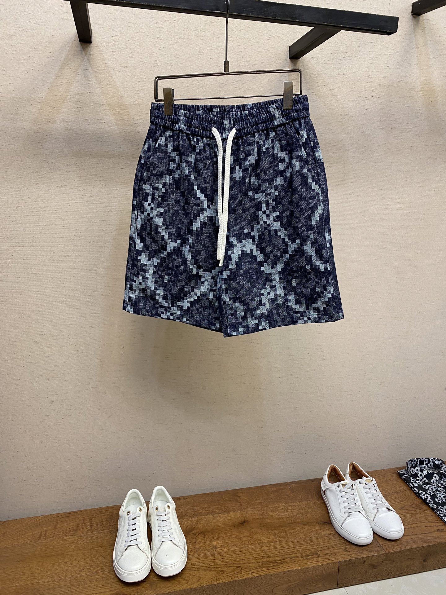 NO:440836,1V, men's casual shorts, the latest upper body style is invincible!  This pants are very versatile, elastic waist, and can be worn for daily work. They are the perfect combination of fashionable and leisure and outdoor sports, so whether you wear them normally or outdoors, they are your best choice. Extreme comfort and quick sweating are the most popular key points, improving the comfort of wearing and suitable for aerobics and trail running conditions. This style is a jogging casual pants with an extremely wide range of applications, allowing you to naturally maintain a love for sports in summer, or you can wear them in casual life. Size M-3xl, shorts, alexander wang198609091V,男士休闲短裤 最新款上身版型无敌正！ 绝对可以闭眼收的一款 此款裤子非常百搭,弹力腰围,日常上班 户外运动都可以穿着,是时尚休闲与户外运动的完美结合,所以无论您平时穿或者户外穿都是您的最佳选择. 极致舒适和快速排汗是备受青睐的重点,提升穿着舒适度,适合有氧运动和越野跑条件下穿着,此款是一件适用范围极其广泛的跑步休闲裤,让你在夏天自然可以保持对运动热爱,也可以在休闲生活中穿着 尺码M-3xl,,shorts,alexander wang,Men's clothing