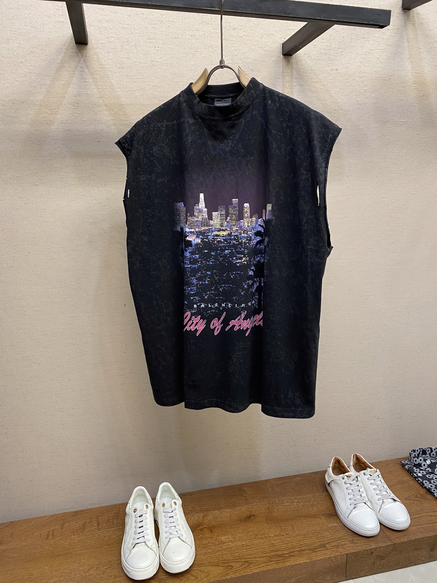 NO:440861,Balenciaga, BLCG/25SS Los Angeles Night View Short-Sleeve Vest Tee. The city’s night printing is very clear. The difference between the market is unclear. The domestic white ink machine is made of styling fabric. The fabric is made of 10 pieces of cloth. The only correct way in the market is to destroy the cuffs after making short-sleeved sleeves. The cuffs are broken into vests. The hand-painted garment printing is expensive. The cost is that they are all made into garments. Imported machines. Size XS, S, M,,balenciaga, T-shirt, alexander wang19860909Balenciaga,BLCG/25SS 洛杉矶夜景短袖背心Tee.城市夜晚印花极为清晰.区别市场模糊不清国产白墨机.面料采用订染面料 起订量10条布 市场唯一正确做法 做短袖后袖口破坏成背心 成衣印花后手抹 成本贵在都是成衣去做得工艺 且进口机器 尺码XS,S,M,,balenciaga,T-shirt,alexander wang,Men's clothing