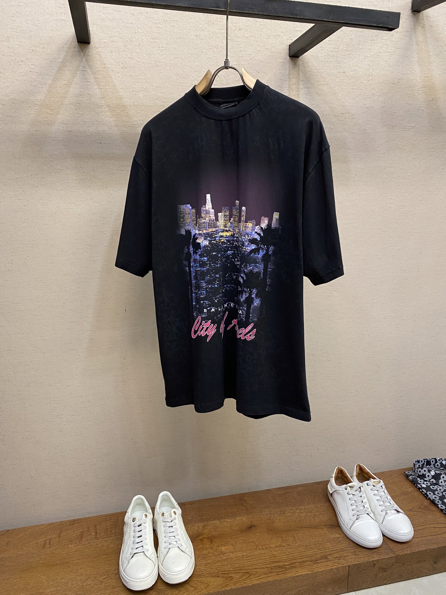 NO:440868,Balenciaga, BLCG/25SS Los Angeles Night View Short-Sleeve T-shirt. Tee The city night printing is very clear. The difference between the market is unclear. The domestic white ink machine is made of plastered and dyed apricot white fabric. The order quantity is 10 strips of cloth. The monkey sprays the color. After the ready-to-wear printing, the cost of the monkey sprays is that it is all done in the ready-to-wear process and imported machines. The larger and loose version sizes. XS, S, M,,balenciaga, T-shirt,tees, t-shirt,alexander wang19860909Balenciaga,BLCG/25SS洛杉矶夜景短袖T恤.Tee 城市夜晚印花极为清晰.区别市场模糊不清国产白墨机.面料采用订染杏白面料 起订量10条布.马骝喷色 成衣印花后马骝喷成本贵在都是成衣去做得工艺 且进口机器.偏大宽松版型 尺码XS,S,M,,balenciaga,T-shirt,tees，t-shirt,alexander wang,Men's clothing