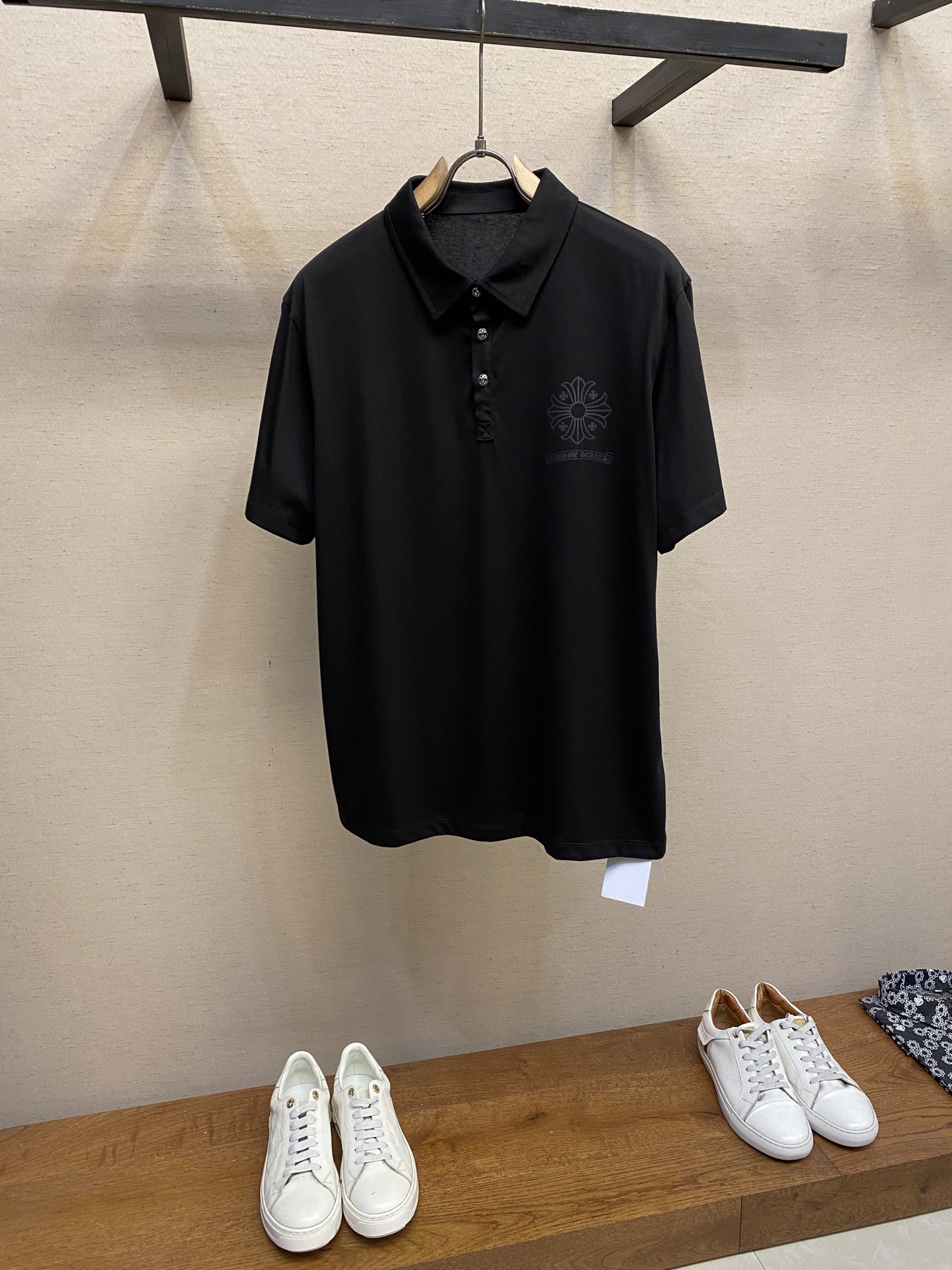 NO:440843,Chrome Heart CH dark pattern cross flower stand collar POLO short-sleeved T-shirt fabric is made of 230G cotton fabric. Chest cross dark pattern scroll printing neckline hardware mold custom accessories Size S, M, L, Chrome hearts, T-shirt, tees, t-shirt, alexander wang19860909Chrome Heart CH暗纹十字花 立领POLO短袖T恤 面料采用订染230G棉质面料.胸口十字暗纹卷轴印花 领口五金开模 定制辅料 尺码S,M,L,,chrome hearts,T-shirt,tees，t-shirt,alexander wang,Men's clothing