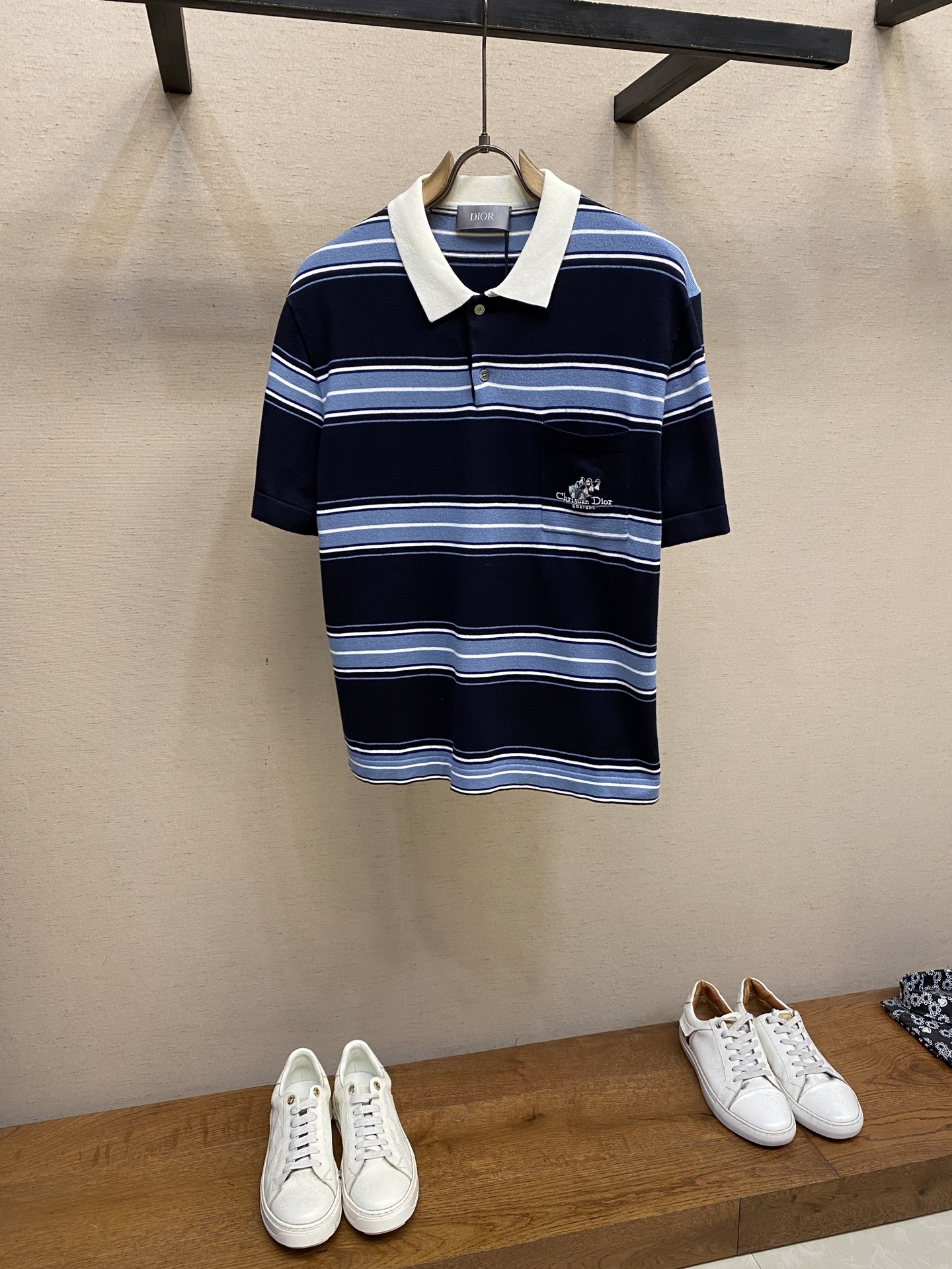 NO:483868,Dior, lily of the valley embroidered lapel polo short sleeves Original, 500 purchase; blue cotton-blend wool fabric, chest pocket decorated with lily of the valley embroidery, contrasting Polo collar, engraved four-hole button closure, full set of auxiliary materials equipped # blue cotton-blend wool jacquard blue striped cotton-blend wool fabric, combining classic striped elements with exquisite craftsmanship of luxury brands. Cotton-blend wool wool wool wool wool wool wool wool wool wool wool wool wool wool wool wool wool wool wool wool wool wool wool wool wool wool wool wool wool wool wool wool wool wool wool wool wool wool wool wool wool wool wool wool wool wool wool wool wool wool wool wool wool wool wool wool wool wool wool wool wool wool wool wool wool wool wool wool wool wool wool wool wool wool wool wool wool wool wool wool wool wool wool wool wool wool wool wool wool wool wool wool wool wool wool wool wool wool wool wool wool wool wool wool wool wool wool wool wool wool wool wool wool wool wool wool wool wool wool wool wool wool wool wool wool wool wool wool wool  The needle embroidery process is adopted. This process is a highly artistic and skillful hand-embroidery method; the needle embroidery method is used to embroider the thread on the fabric to form various exquisite patterns and textures. The needle-based line and three-dimensional sense are strong, vivid and lively, and have good coverage. By adjusting the shape and size of the embroidery frame, the density and gradient density of the needle can be adjusted. The simple density can produce artistic effect of light and sparse changes. # Loose lapel polo short-sleeved version The POLO shirt is between the T-shirt and the shirt, and the blended cotton makes it both comfortable and crisp, and the layout design directly affects the dressing effect. The slightly loose style design, the shoulder line is clean and neat; it is fit but not tight, the shoulder line is natural, the sleeve length is moderately straight and cut, and the hem is slightly long suitable for business or formal casual occasions.  Size XS-L,,dior,shirts,T-shirt,tees,t-shirt,alexander wang19860909Dior,铃兰刺绣翻领polo短袖 原,500购买；蓝色棉质混纺毛织面料、胸前口袋饰以铃兰刺绣、对比鲜明的 Polo 领、刻字四孔纽扣开合、全套辅料配备 # 蓝色棉质混纺毛料提花 蓝色间条棉质混纺毛织面料,融合了经典条纹元素与奢侈品牌的精致工艺.棉质混纺毛料织编,材质具备透气性与垂感,少量合成纤维增强抗皱性.间条纹理设计可能通过提花、嵌线或撞色纱线实现；表面细腻平滑,条纹部分带有轻微凹凸感. # 口袋铃兰花风格刺绣点缀 采用挨针刺绣工艺,该工艺是一种具有高度艺术性和技巧性的手工刺绣方法；使用挨针针法将线绣在布料上,形成各种精美的图案和纹理.针法线条感和立体感都很强,生动活泼,覆盖性好.通过调整绣框的形状和大小,从而调整挨针的密度和渐变密度,使用简便密度可以产生浓淡稀疏变化的艺术效果. # 宽松翻领polo短袖版型 POLO衫介于T恤和衬衫之间,混纺棉质使其兼具舒适性与挺括感而版型设计直接影响穿搭效果.微宽松版型设计,肩线处理干净利落；合身但不紧身,肩线自然,袖长适中直筒剪裁,下摆略长适合商务或正式休闲场合. 尺码XS-L,,dior,shirts,T-shirt,tees，t-shirt,alexander wang,Men's clothing