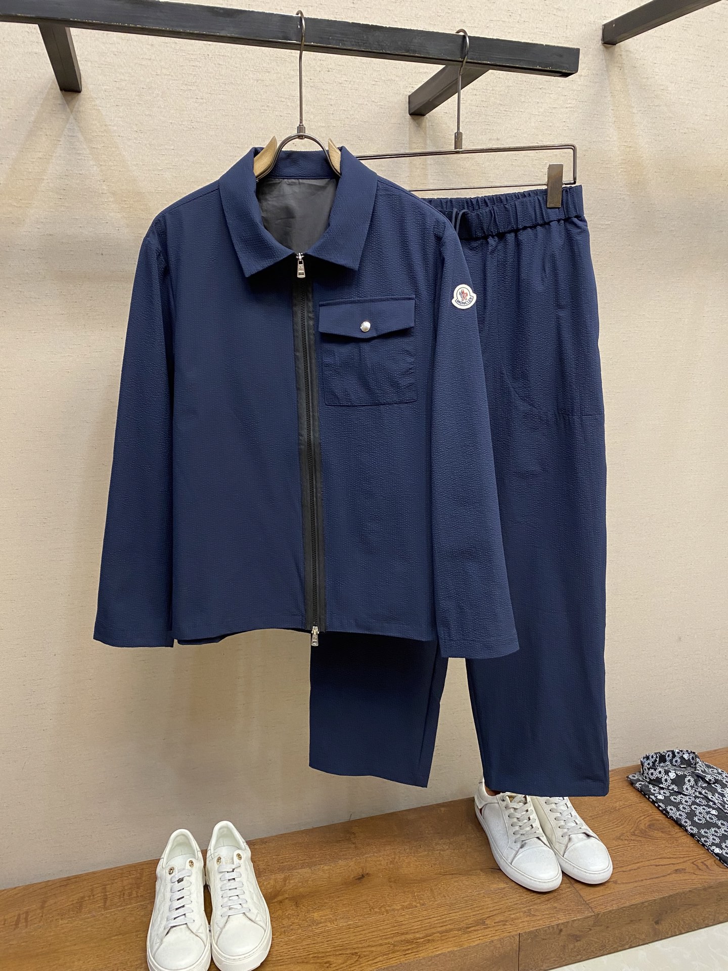 Moncler Bubble-Fruit Shirt Jacket: Cotton-Polyester Fabric Blend, Bubble Wrinkle Design, Size S-XL - 图片 2