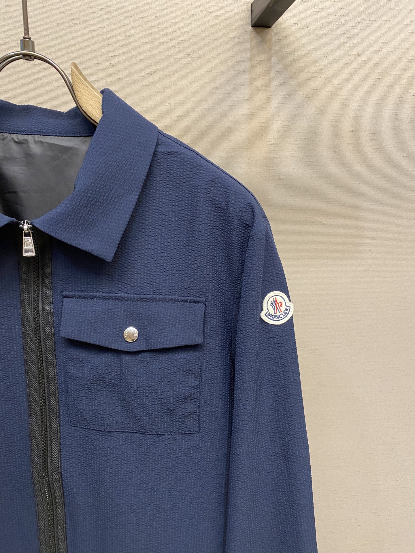 Moncler Bubble-Fruit Shirt Jacket: Cotton-Polyester Fabric Blend, Bubble Wrinkle Design, Size S-XL - 图片 4