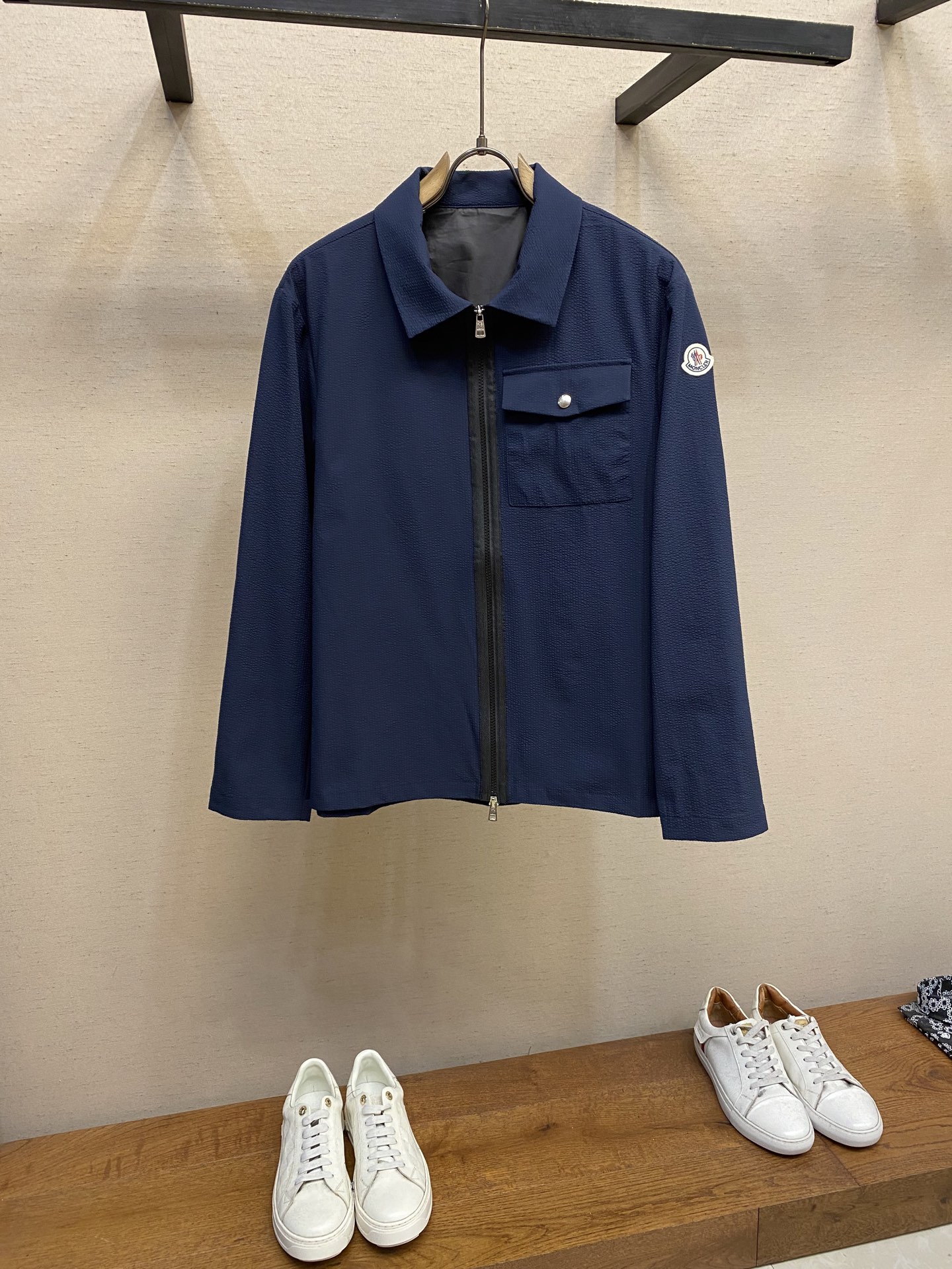 Moncler Bubble-Fruit Shirt Jacket: Cotton-Polyester Fabric Blend, Bubble Wrinkle Design, Size S-XL - 图片 1