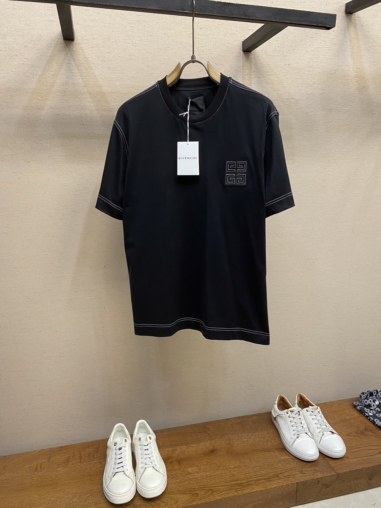 NO:445476,Givenchy 24FW12 Men's 4G logo pattern short-sleeved T-shirt is released on the official website simultaneously!  The GV from high-end customs to high streets has captured the hearts of a large number of young people. Classic, fashionable and noble have always been the style of GV. You can also feel its unique design from this short-sleeved style!  This T-shirt is made of customized pure cotton. The fabric feels thick, sluggish and heavy. It has a soft texture and excellent breathability. It can be matched across spring, summer, autumn and winter!  Size XS-XL, given, given, given, given, T-shirt,tees,t-shirt,alexander wang19860909Givenchy 纪梵希 24FW12 男士4G徽标图案短袖T恤 同步官网发售！从高定走向高街的GV,俘获大量年轻人的心,经典、时髦、高贵,一直是GV的风格所在,从这款短袖中也能感受它的独特设计！这款T恤衫精选客供定制纯棉材质制成,面料手感厚实垂顺克重足,质感柔软舒适透气性极佳,可横跨春夏秋冬四季搭配！ 尺码XS-XL,,givenchy,givenchy,T-shirt,tees，t-shirt,alexander wang,Men's clothing