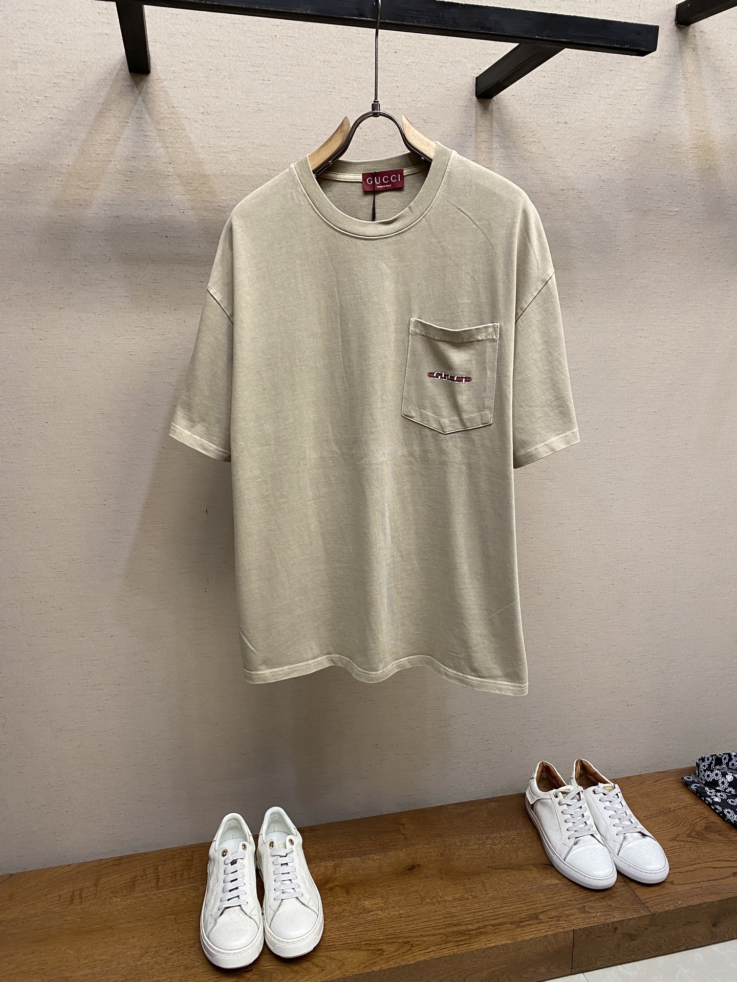 NO:445469,Gucci, pocket letter washing short-sleeved short-sleeved, a new favorite in summer trends. This short-sleeved T-shirt has won the favor of many fashion experts with its unique design and comfortable wearing experience. The body is made of high-quality fabrics and is processed by fine washing, presenting a natural and soft texture, which is not only skin-friendly and breathable, but also adds a bit of retro charm. The chest pocket design cleverly incorporates personalized letter elements, which is simple but not without style, highlighting the wearer's unique taste. Short-sleeved tailoring is neat and elegant, and whether it is paired with jeans or casual pants, you can easily control various occasions. Whether it is daily travel, friends' gatherings or outdoor activities, this pocket letter washing short-sleeved short-sleeved short-sleeved can make you the focus and show your confidence style. Come and buy a pocket letter washing short-sleeved short-sleeved short-sleeved one of yours, making this summer more exciting!  Size XS-L, gucci, jeans, T-shirt, tees, t-shirt, alexander wang19860909Gucci,口袋字母水洗短袖,夏日潮流新宠.这款短袖T恤以其独特的设计感和舒适的穿着体验,赢得了众多时尚达人的青睐.衣身采用优质面料,经过精细的水洗工艺处理,呈现出自然柔和的质感,不仅亲肤透气,更添几分复古韵味.胸前口袋设计巧妙融入个性字母元素,简约而不失格调,彰显穿着者的独特品味.短袖剪裁利落大方,无论是搭配牛仔裤还是休闲裤,都能轻松驾驭各种场合.无论是日常出行、朋友聚会还是户外活动,这款口袋字母水洗短袖都能让你成为焦点,展现自信风采.快来选购一款属于你的口袋字母水洗短袖,让这个夏天更加精彩纷呈！ 尺码XS-L,,gucci,jeans,T-shirt,tees，t-shirt,alexander wang,Men's clothing