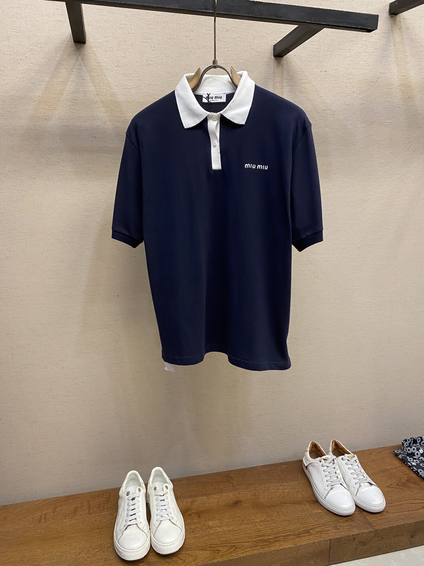 NO:445533,Miu Miu 24SS contrast collar logo embroidered short-sleeved POLO shirt, genuine 7774 purchased and developed, 50 double-stranded cotton-pink ground book, contrasting flat ribs, imported embroidery, fabric fermentation, custom 11 buttons, custom 11 trademarks, loose version Size S-XL,, miumiu, T-shirt, alexander wang19860909Miu Miu 24SS撞色领徽标刺绣短袖POLO衫,正品7774购入开发,50支双股料疏棉珠地布克,撞色扁机罗纹,进口刺绣,面料酵洗,定制11纽扣,定制11商标,宽松版型 尺码S-XL,,miumiu,T-shirt,alexander wang,Men's clothing