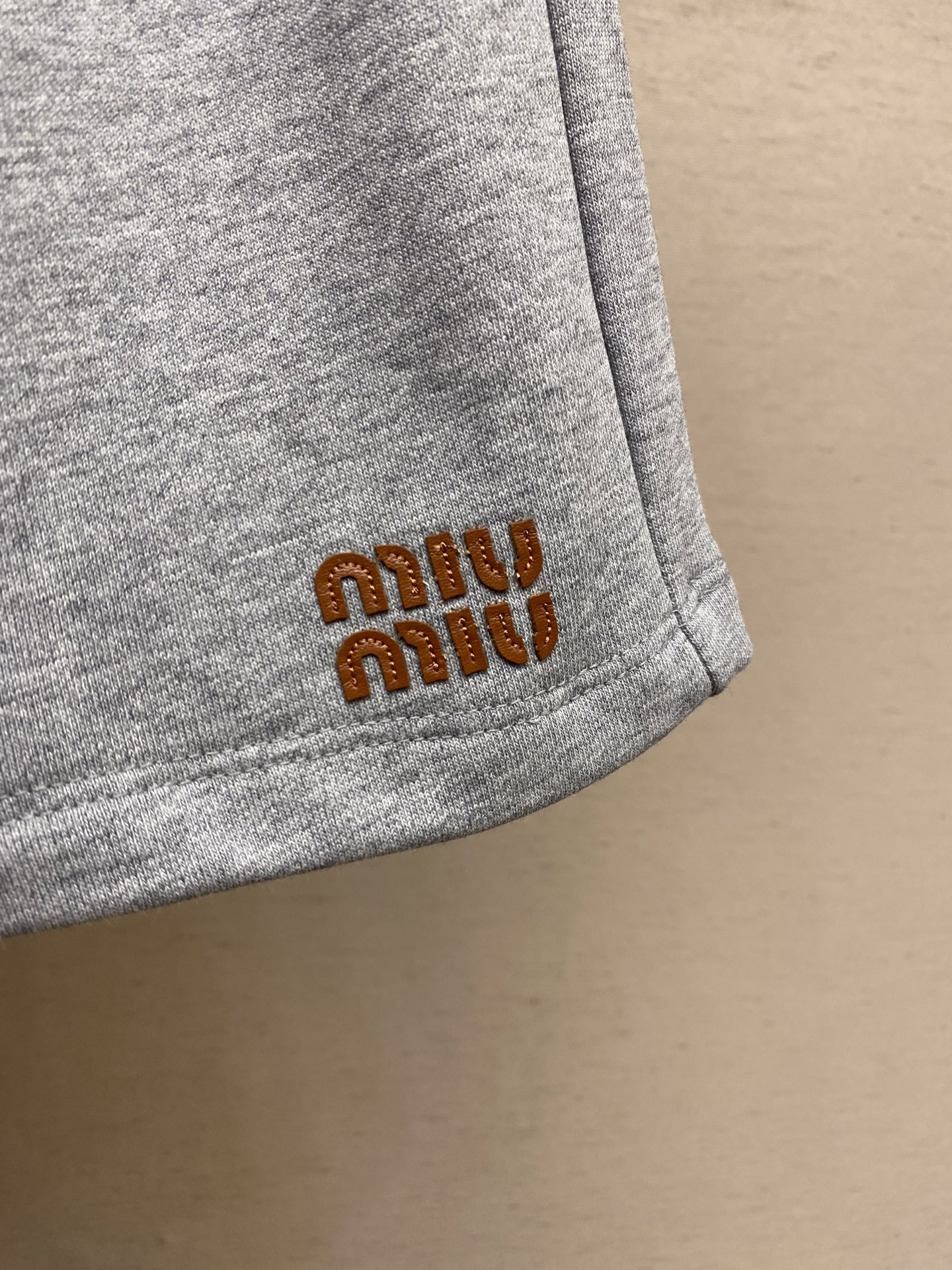 Miu Miu 25SS Loose Cotton Shorts with Unique Embroidery and Custom Details - 图片 7