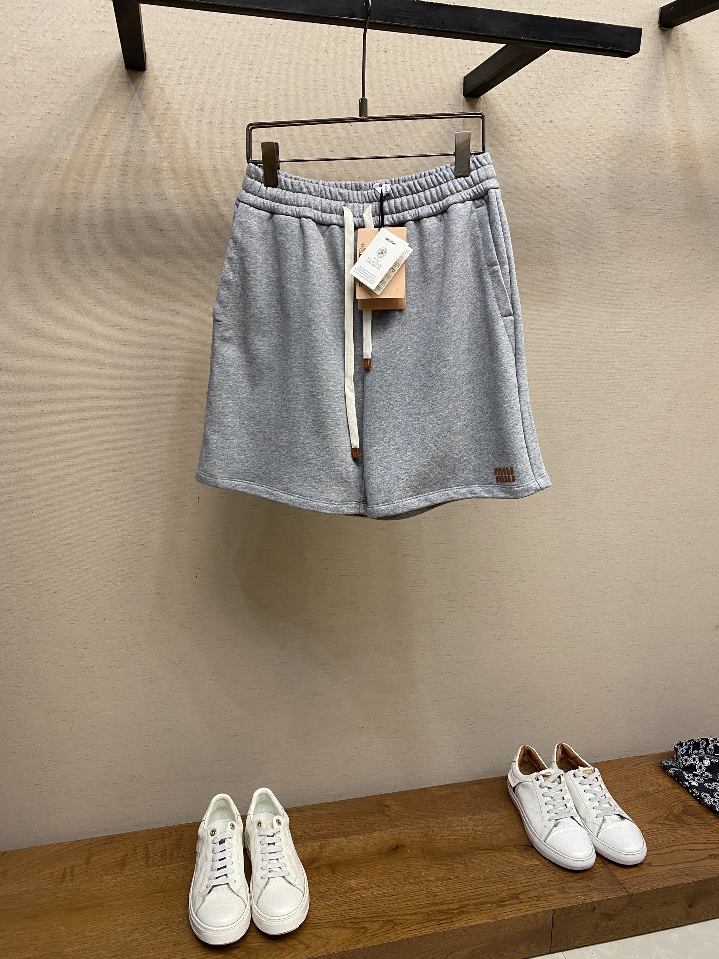 NO:445541,Miu Miu 25SS loose cotton fleece letter logo casual shorts, genuine 6525 purchase and development, 400g double-strand terry sweatshirt material imported embroidery, fabric fermentation, custom 11 rope, custom 11 trademark, loose version Size S-XL,, miumiu, hoodie, sweatshirts, shorts, alexander wang19860909Miu Miu 25SS宽松棉质抓绒字母徽标休闲短裤,正品6525购入开发,400克双股毛圈卫衣料 进口刺绣,面料酵洗,定制11绳子,定制11商标,宽松版型 尺码S-XL,,miumiu,hoodie,sweatshirts,shorts,alexander wang,Men's clothing