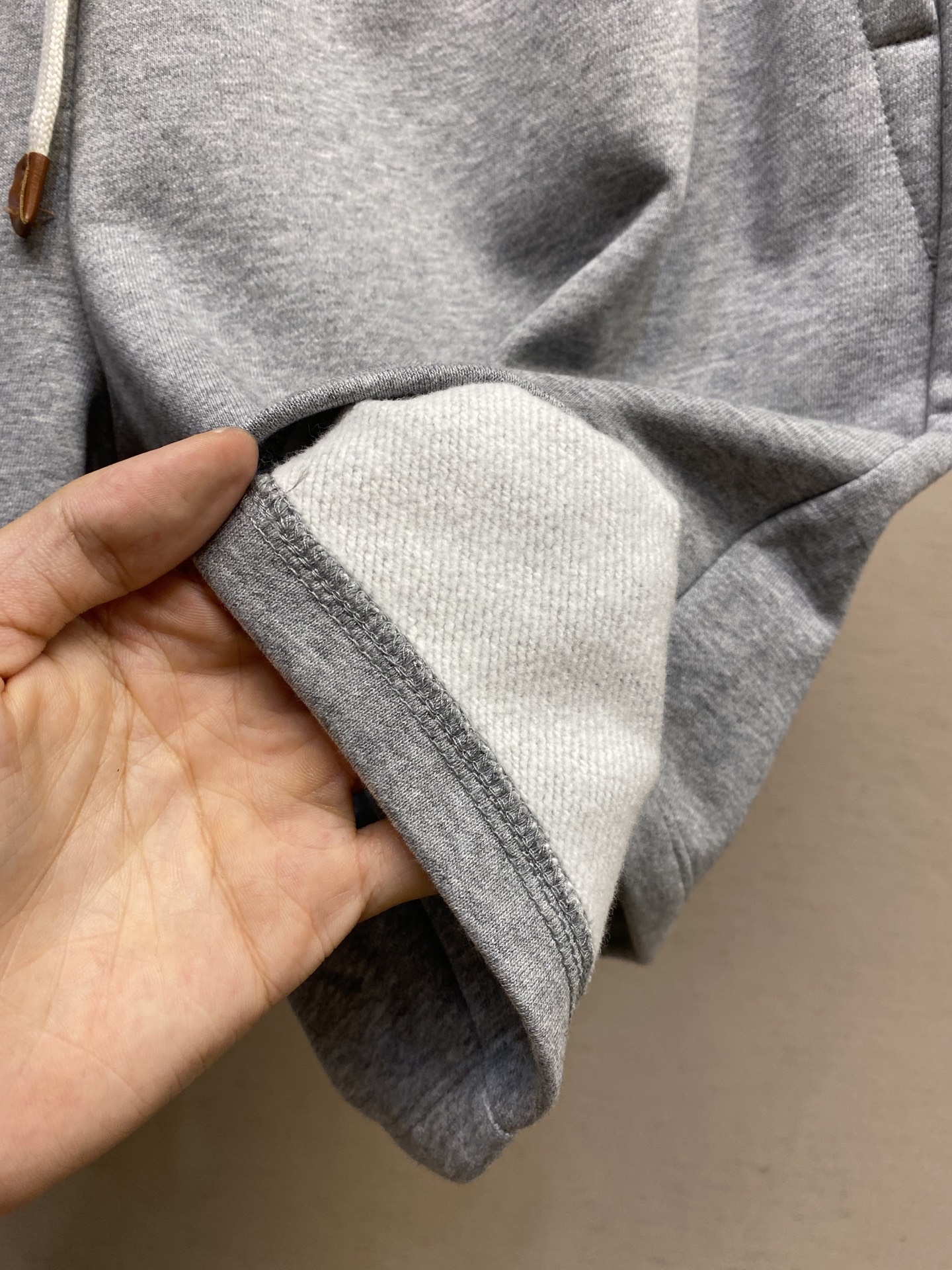 Miu Miu 25SS Loose Cotton Shorts with Unique Embroidery and Custom Details - 图片 8