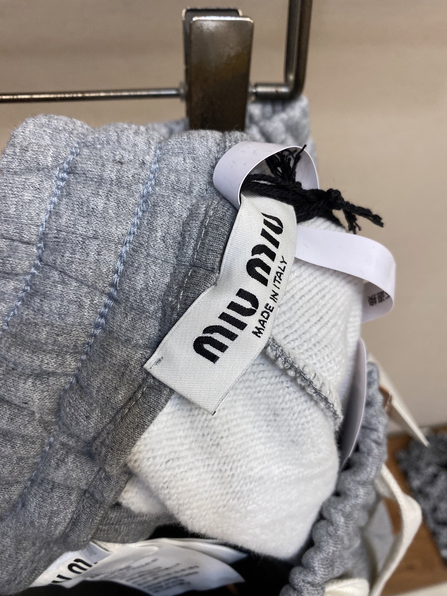 Miu Miu 25SS Loose Cotton Shorts with Unique Embroidery and Custom Details - 图片 3