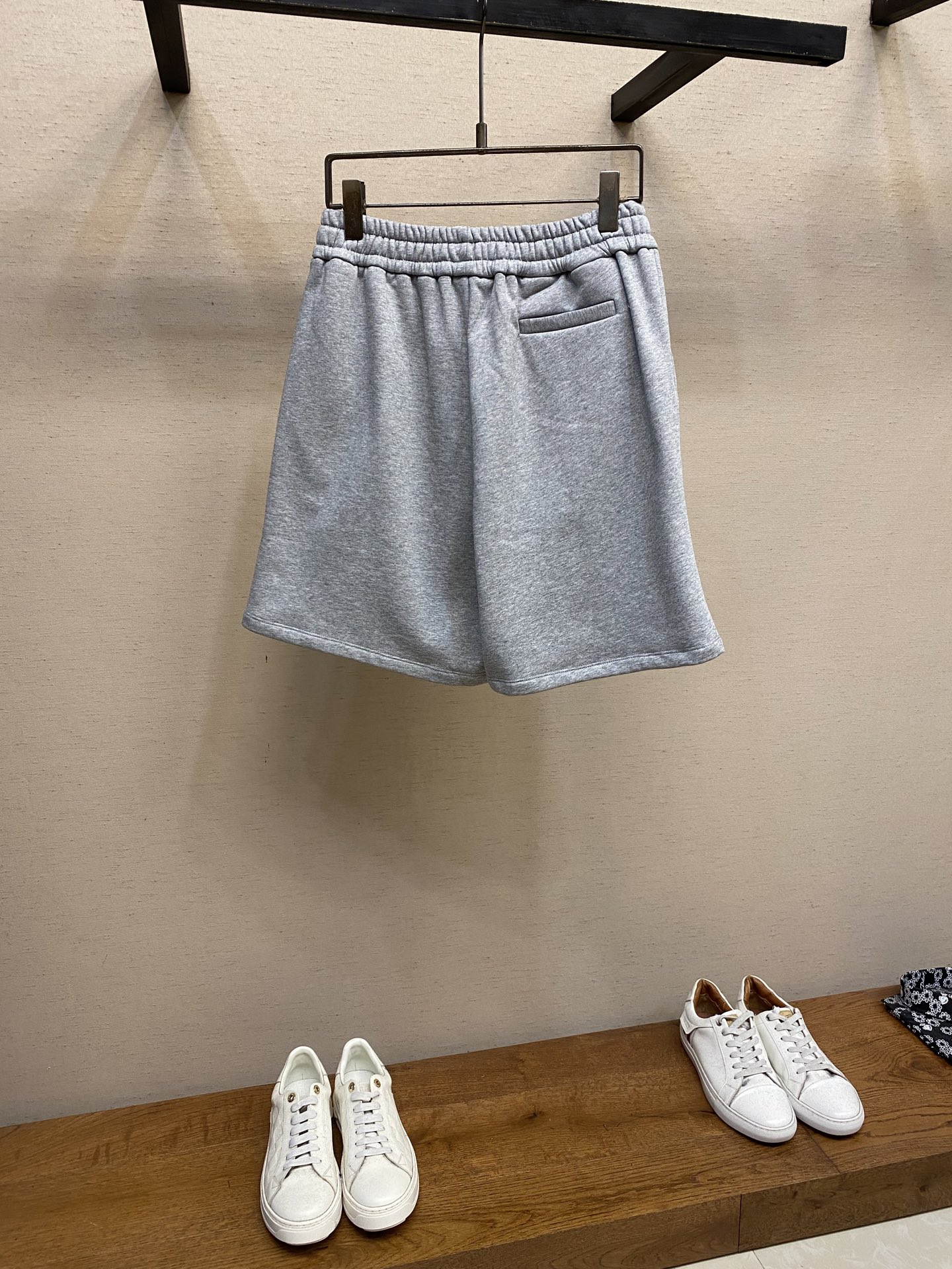 Miu Miu 25SS Loose Cotton Shorts with Unique Embroidery and Custom Details - 图片 2