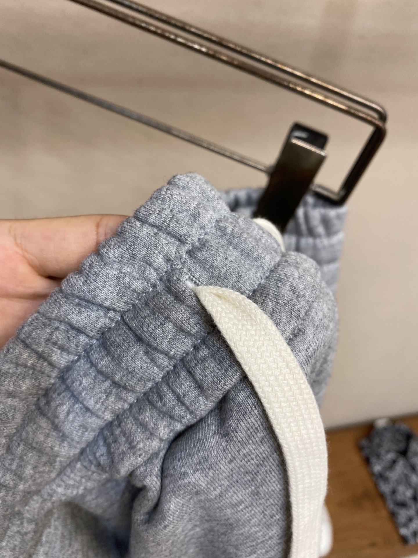 Miu Miu 25SS Loose Cotton Shorts with Unique Embroidery and Custom Details - 图片 4