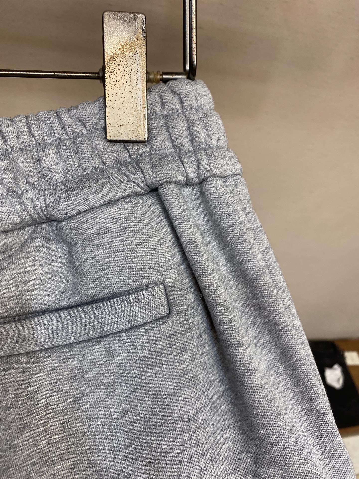 Miu Miu 25SS Loose Cotton Shorts with Unique Embroidery and Custom Details - 图片 9