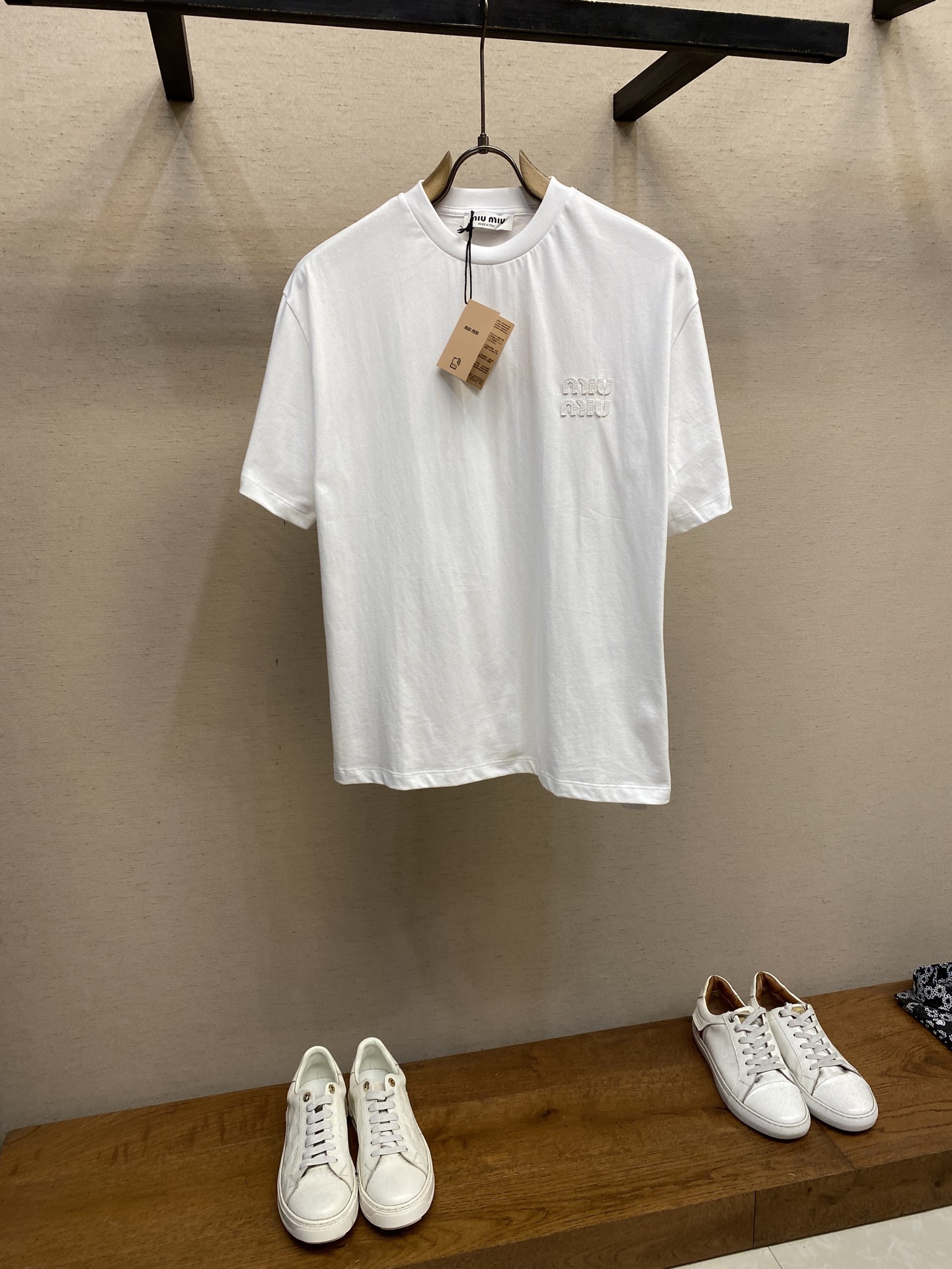 NO:445548,Miu Miu Classic letter LOGO pattern short sleeves, genuine 4919 purchased and developed, 21 combed cotton plain patterns, 1*1 Sorona rib imported embroidery, fabric fermentation, customized 11 trademarks, fitted version Size S-XL,,miumiu, T-shirt,alexander wang19860909Miu Miu 经典字母LOGO图案短袖,正品4919购入开发,21支精梳棉平纹,1*1索罗纳罗纹 进口刺绣,面料酵洗,定制11商标,合身版型 尺码S-XL,,miumiu,T-shirt,alexander wang,Men's clothing