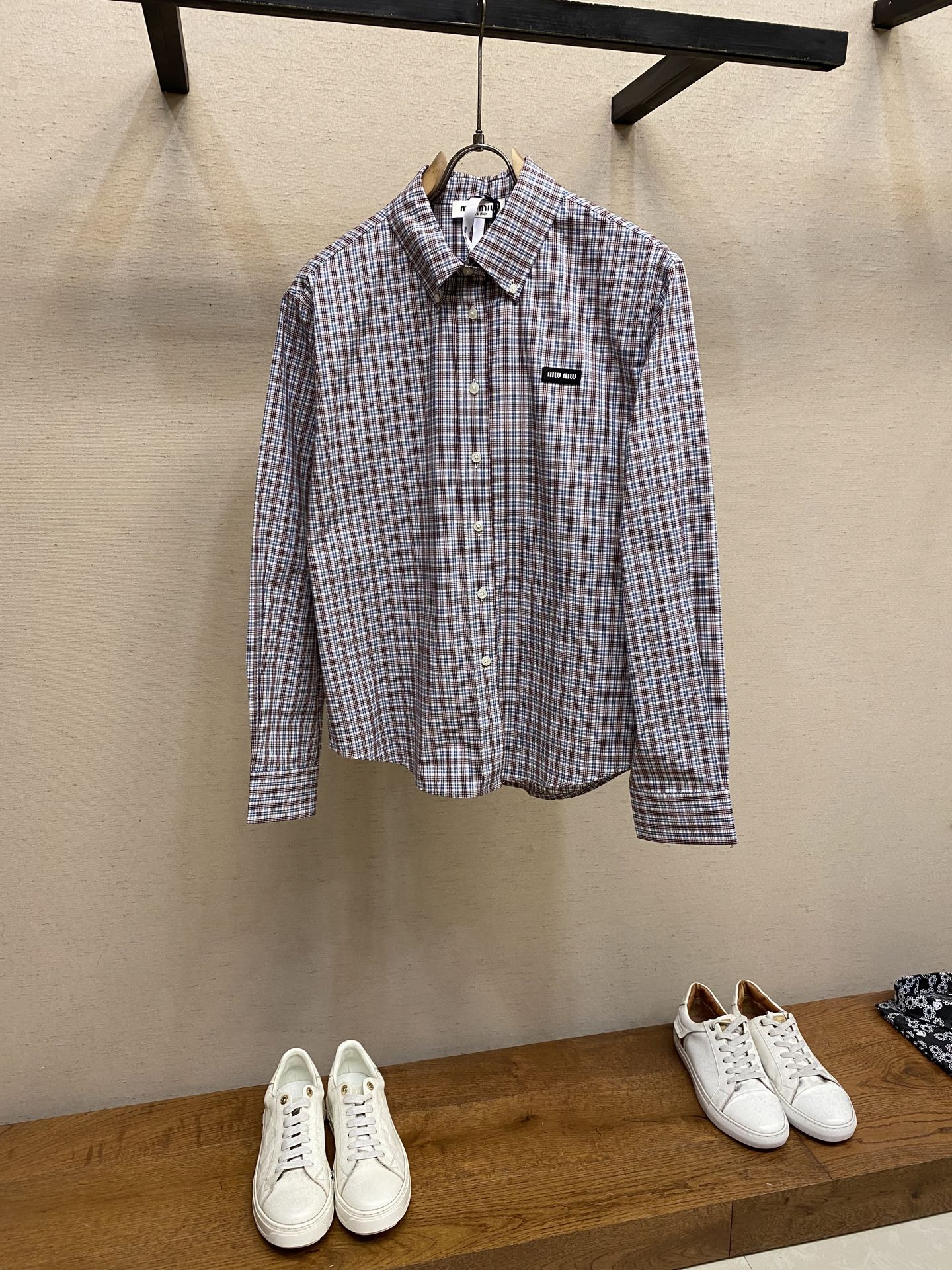 NO:445555,Miu Miu 25SS checked cotton long-sleeved shirt, genuine 12192 purchased and developed, 100 cotton jacquard fabric, 75D lining cloth, flat sewing mark, jacquard fabric, hand-sewn sewing, custom 11 buttons, custom 11 chapters, custom 11 trademark Size 36, 38, 40, 42,, miumiu,shirts, alexander wang19860909Miu Miu 25SS格纹棉质长袖衬衫,正品12192购入开发,100支棉质提花面料,75D衬布 平车缝标,提花面料,手边包缝,定制11纽扣,定制11章子,定制11商标 尺码36,38,40,42,,miumiu,shirts,alexander wang,Men's clothing