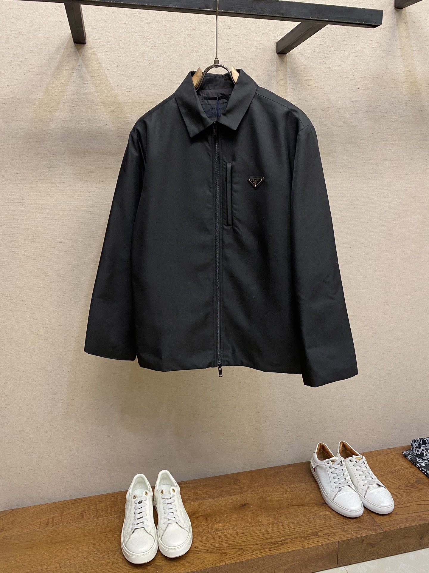 NO:445506,Prada nylon windproof jacket…The whole piece of clothing is made of three layers of fabric. The first layer is made of twill tin wire material. The second layer is made of 35D non-woven fabric. The third layer is made of tin wire lining. The upper body is soft and comfortable. 35D non-woven fabric is added inside the process. Windproof effect can be achieved. Auxiliary materials are customized 1:1Prada zipper. Customized 1:1Prada triangle mark. Customized 1:1Prada adjustment buckle. Size S-XL,,prada, jackets & coats,alexander wang.19860909Prada 尼龙防风外套…整件衣服采用三层面料 第一层采用斜纹天丝料 第二层采用35D无纺布 第三层采用天丝里布 上身柔软舒适 工艺内里加了35D无纺布 可以去到防风效果 辅料定制1:1Prada拉链 定制1:1Prada三角标 定制1:1Prada调节扣 尺码S-XL,,prada,jackets & coats,alexander wang,Men's clothing
