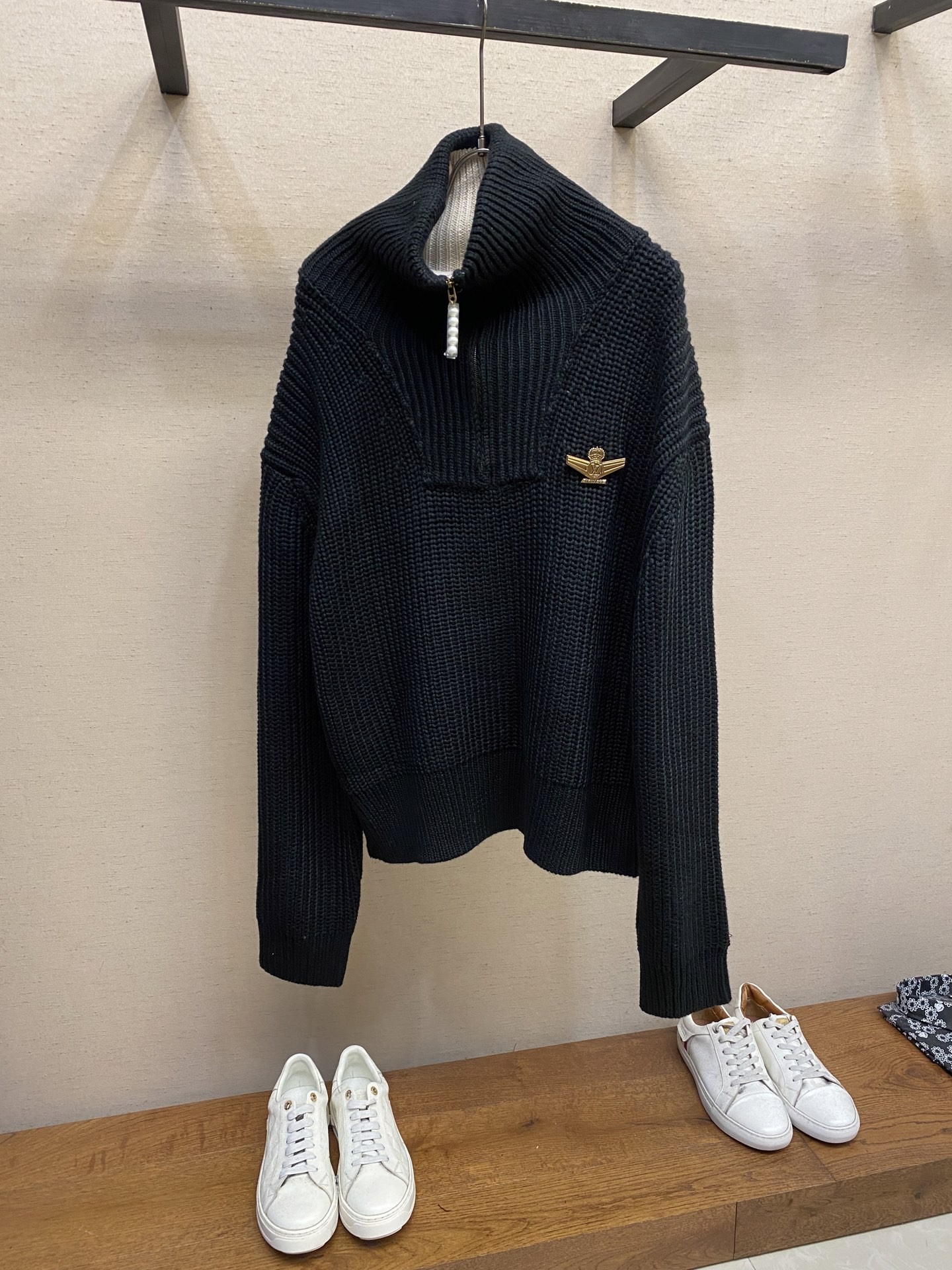 NO:445582,1V, 25Fw letter badge wool pilot semi-zipper sweater Cotton feel × wool gold ratio Restore original texture, imported Australian wool blended special line ordering and dyeing Color fastness reaches EU standard, 20 washing process polishing Size S-XL,,sweaters, gold,alexander wang198609091V,25Fw字母徽章羊毛飞行员半拉链毛衣 棉感×羊毛黄金配比 还原原版肌理,进口澳毛混纺专线订染 色牢度达欧盟标准,20道水洗工艺打磨 尺码S-XL,,sweaters,gold,alexander wang,Men's clothing