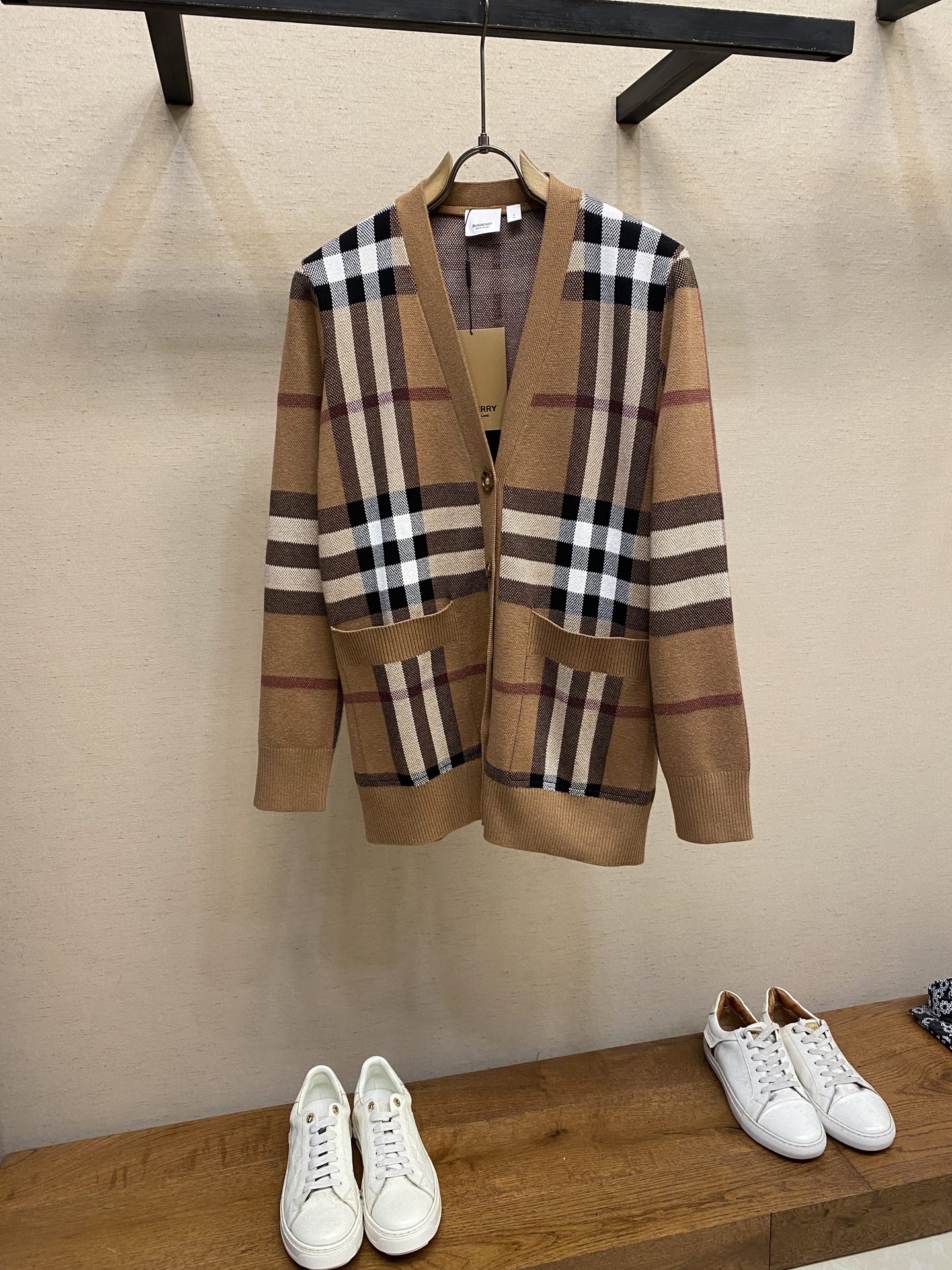 NO:445514,BBR, a new cardigan, made of light wool mohair blend fabric, decorative knitted Burberr checked with V-neck design, presenting a casual style, from Burberr classic series, interpreting the essential styles of the wardrobe in a distinctive brand style! Size S-XL, burberry, alexander wang19860909BBR,新款开衫、选用轻盈的羊毛马海毛混纺面料打造,装饰针织 Burberr 格纹 采用 V 领设计,呈现休闲版型、来自 Burberr 经典之作系列,以鲜明品牌风格诠释衣橱必备款式! 尺码S-XL,,burberry,alexander wang,Men's clothing