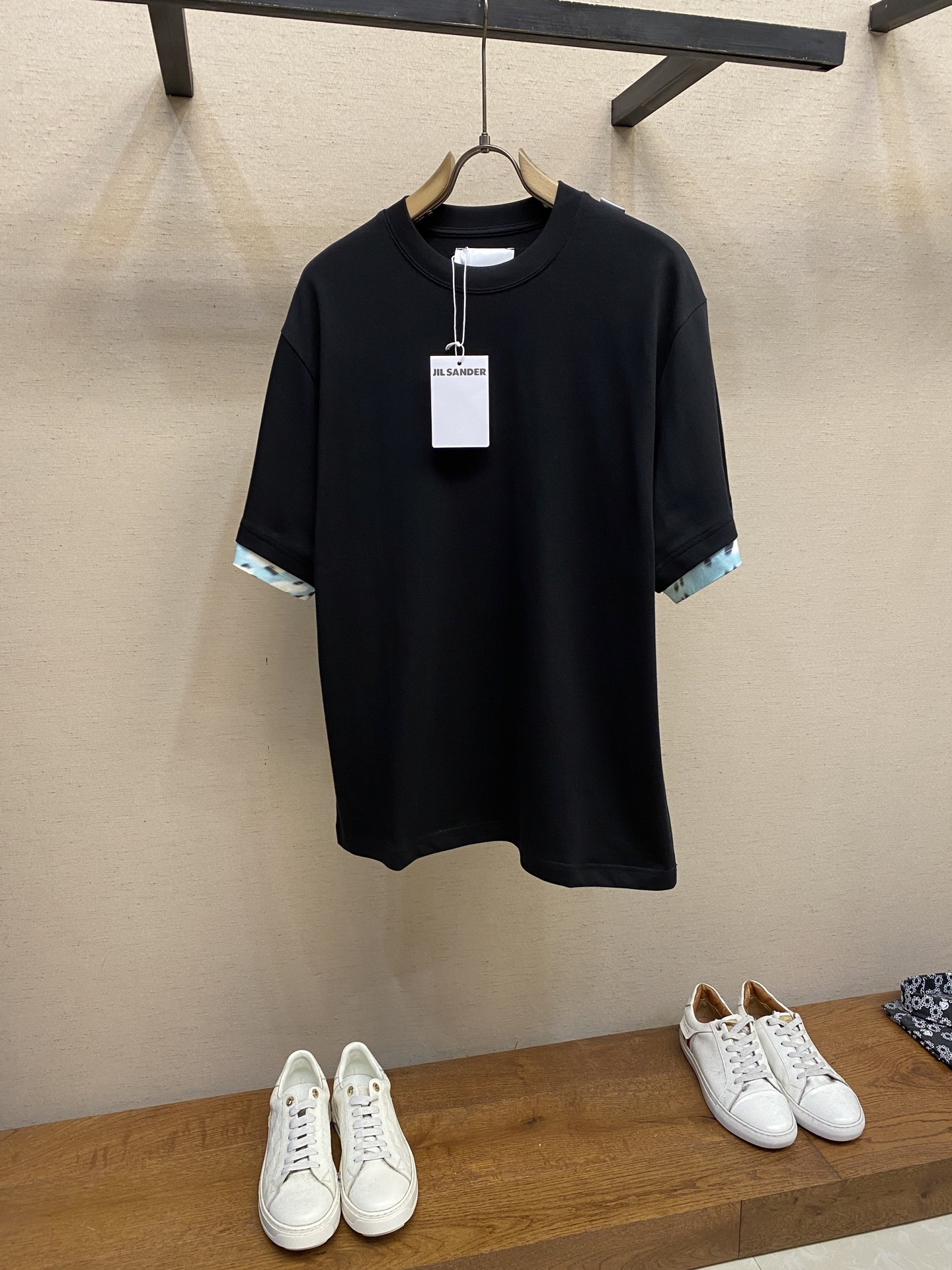 NO:445562,JIL SANDER/Gill.*Do fake two-piece watercolor mini floral splicing sleeves heavyweight cotton OS loose version half-sleeved T-shirt with brand nameplate on the left shoulder strap, super fashionable design, super large-size, loose-shaped shoulder-drop design shows the casual and unrestrained minimalist style. I can wear this T-shirt until the end of the day, I love the classic T-shirt, so cool, and it is perfect to wear with leggings... It is recommended to wrap the back on the laundry bag, cold water quickly machine washing or dry cleaning!  Avoid soaking in warm water/hand rubbing. Size S-XL, jil sander,tees, t-shirt, alexander wang19860909JIL SANDER/吉尔.*德 假两件水彩色mini花卉拼接袖重磅棉质OS宽松版半袖T恤 左肩带有品牌铭牌超显设计时尚 超大版型、宽松廓形落肩设计尽显随性不羁的极简格调.这件T恤我可以穿到天荒地老经典款T恤永不过时,爱了爱了版型好酷,搭配leggings穿也妥妥哒…… 洗涤方式建议反面包裹洗衣袋冷水快速机洗或干洗！忌温热水浸泡/手搓 尺码S-XL,,jil sander,tees，t-shirt,alexander wang,Men's clothing