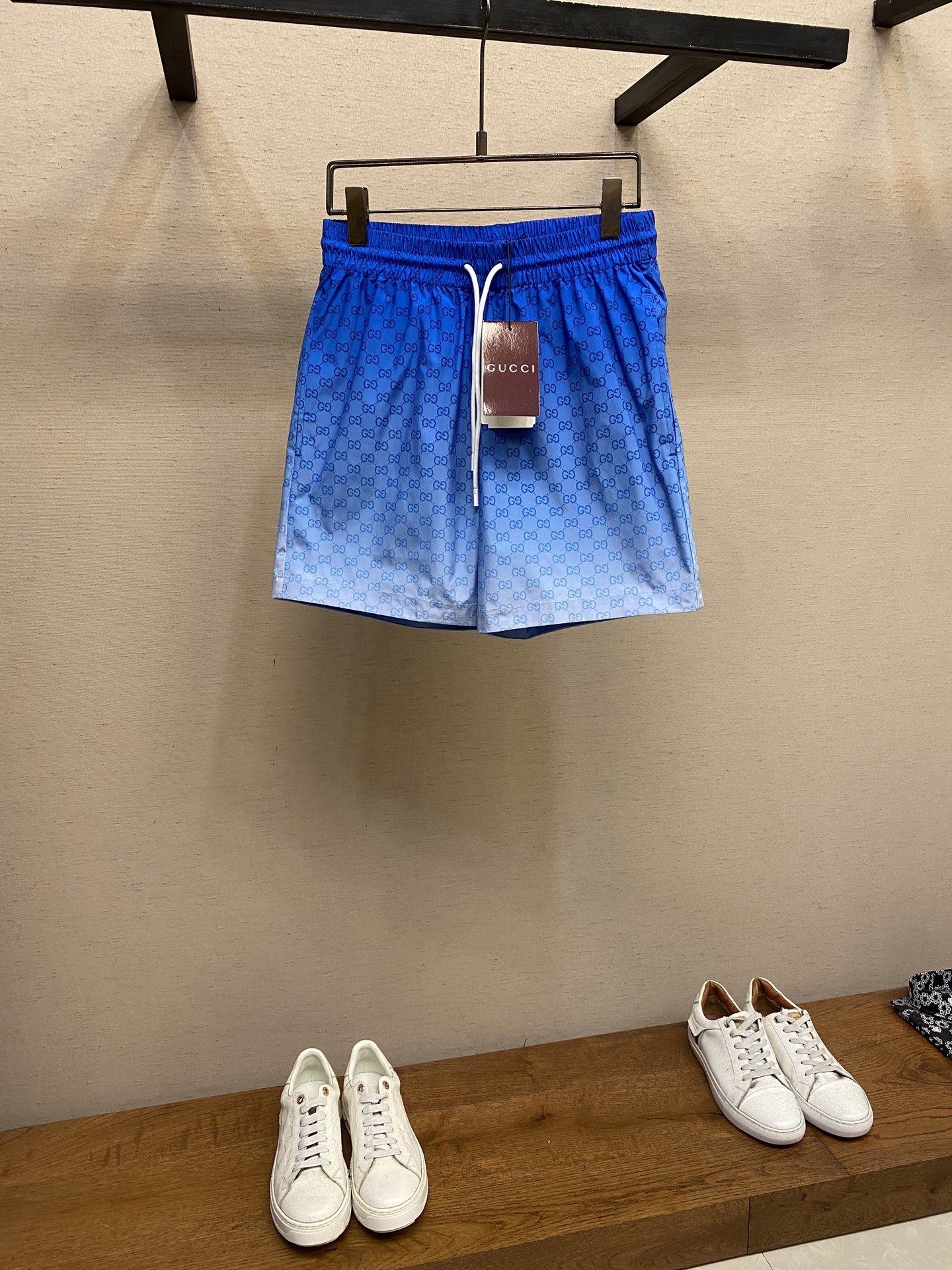 NO:445569,Gucci, Ocean Blue Gradient Elastic Drawstring Design Shorts, designed to highlight the texture of the fabric and the recognizable GG pattern. These shorts are made of gradient Ocean Blue nylon, with ingenious embellishment of the whole body GG print. It is recommended to dry cleaning or reverse wrap laundry bags with cold water and machine washing!  Size S-XL, gucci, shorts, alexander wang19860909Gucci, 海洋蓝渐变色松紧抽绳设计短裤,意在凸显面料质感和颇具辨识度的GG图案.这款短裤以渐变海洋蓝色尼龙材质打造,匠心缀饰通体GG印花. 建议干洗或反面包裹洗衣袋冷水快速机洗！ 尺码S-XL,,gucci,shorts,alexander wang,Men's clothing