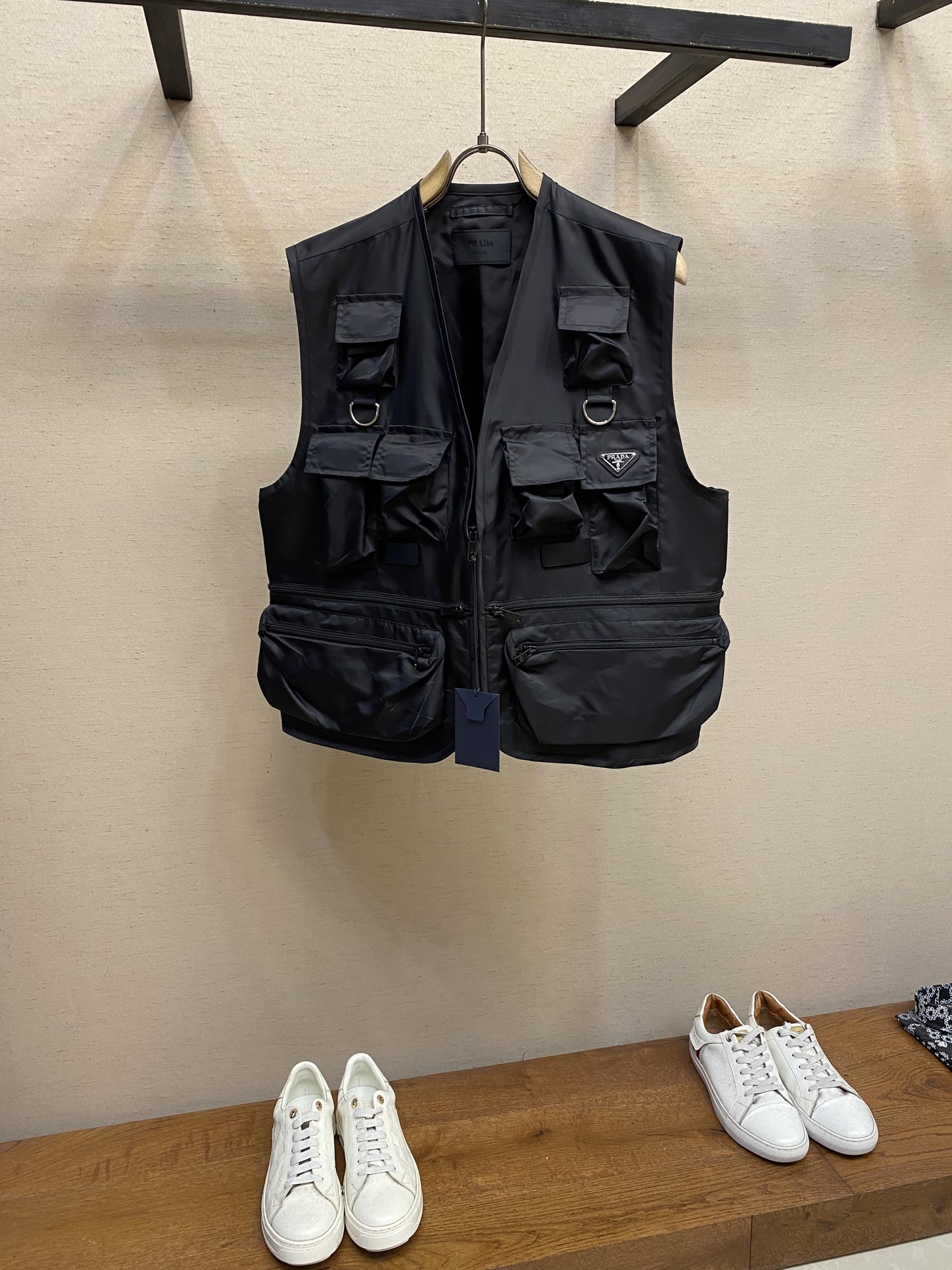 NO:445576,Prada, tooling nylon vest fabric selection is made of the signature nylon fabric, which is made of high-density braided structure, which has high strength, tear resistance and wear resistance. After the surface nanocoating treatment, it has certain waterproof function without losing breathability. A small amount of silk protein greatly improves the skin-friendliness of the nylon fabric itself. Process and details Multi-pocket design enhances practicality and aesthetics, 0.08mm transparent imide stitching + 450 stitches/3cm super dense stitching, withstands up to 30KG of tension and is still invisible and without traces. The edge of the front placket on the cuff hem is decorated with edging, which is firm and adds smoothness to the lines. Size S, M, L,, prada, alexander wang19860909Prada、工装尼龙马甲 面料选择 选用标志性尼龙面料制成,通过高密度的编织结构,使其具备高强度抗撕裂,耐磨性超群.经过表面纳米涂层处理之后使其具备一定的防水功能,又不失透气性.少量的蚕丝蛋白加持,大大改善了尼龙面料本身缺乏的亲肤性. 工艺与细节 多口袋设计强化实用性和美观性,0.08mm透明酰亚胺缝线+450针/3cm超密针脚,承受高达30KG拉力仍隐形无痕.袖口下摆前门襟边缘饰有包边,牢固的同时增添线条流畅感. 尺码S,M,L,,prada,alexander wang,Men's clothing