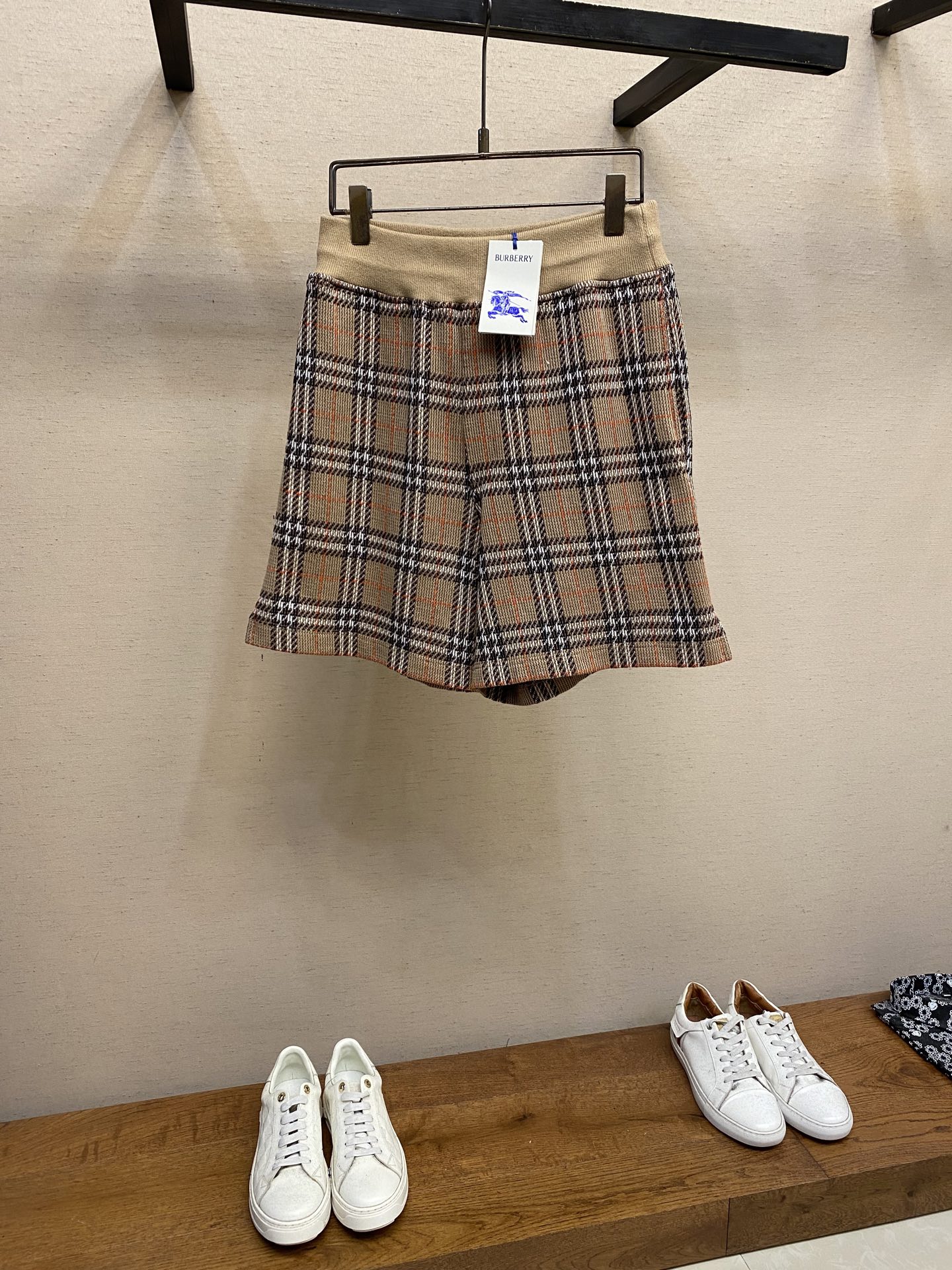 NO:455759,BBR, cotton-blended plaid shorts Fabric selection: 6 polyester fibers are fed with cotton as the main body and 2 elastic fibers are blended. Cotton fibers are naturally skin-friendly, soft and water-absorbing. The structural characteristics retain the breathability of the fabric and reduce the sense of stuffiness. The blessing of a small amount of elastic fibers and polyester fibers significantly improve the extension and elasticity of the fabric, while strengthening wrinkle resistance and conformity, and reducing shrinkage. Process 1 The plaid lines form a looming relief effect through changes in the color of the yarn and the depth of the weaving method. The touch is smooth but the visual layer is rich. The jacquard process woves the pattern into the bones, and it is not easy to fade or wear after repeated washing. Process 2 During the cutting process, the size and proportion of the crotch part, side insert bags and other parts will be specially designed to ensure the alignment and beauty of the grid during the sewing process. Size S-XL, shorts, alexander wang19860909BBR,棉质混纺格纹短裤 面料选择 以棉为主体喂入6聚酯纤维,2弹性纤维混纺而成.棉纤维具有天然亲肤、柔软、吸水性强等特点.其结构特性保留了面料的透气性,减少闷热感.少量弹性纤维和聚酯纤维的加持显著提升了面料的伸张性和回弹性,同时强化抗皱性和保形性,降低缩水率. 工艺1 格纹线条通过纱线色彩与织法的深浅变化,形成若隐若现的浮雕效果,触感平滑却视觉层次丰富,提花工艺将图案编织入骨,反复水洗不易褪色,磨损. 工艺2 剪裁过程中,会特别裆部、侧插袋等部位的尺寸和比例,确保缝制过程中对格对线,强化整体效果的协调性和美观性. 尺码S-XL,,shorts,alexander wang,Men's clothing