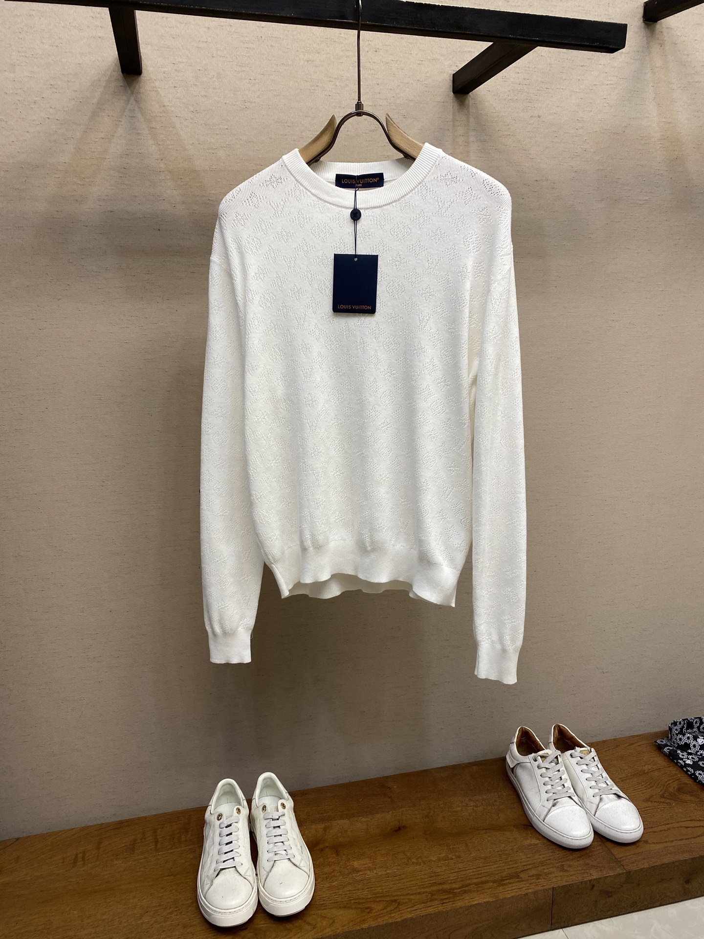 NO:445523,1V, 25SS porous stitching cotton round neck long-sleeved sweater, genuine 12929 purchase, 40 double-strand combed cotton yarn, imported (Stoll) loom 12 needles, wool fermentation, wool jacquard, customized 11 trademark, loose version Size S-XL, sweaters, alexander wang198609091V,25SS挑孔缝线棉质圆领长袖毛衣,正品12929购入,40支双股精梳棉棉纱,采用进口（Stoll）织机12针,毛料酵洗,毛料提花,定制11商标,宽松版型 尺码S-XL,,sweaters,alexander wang,Men's clothing