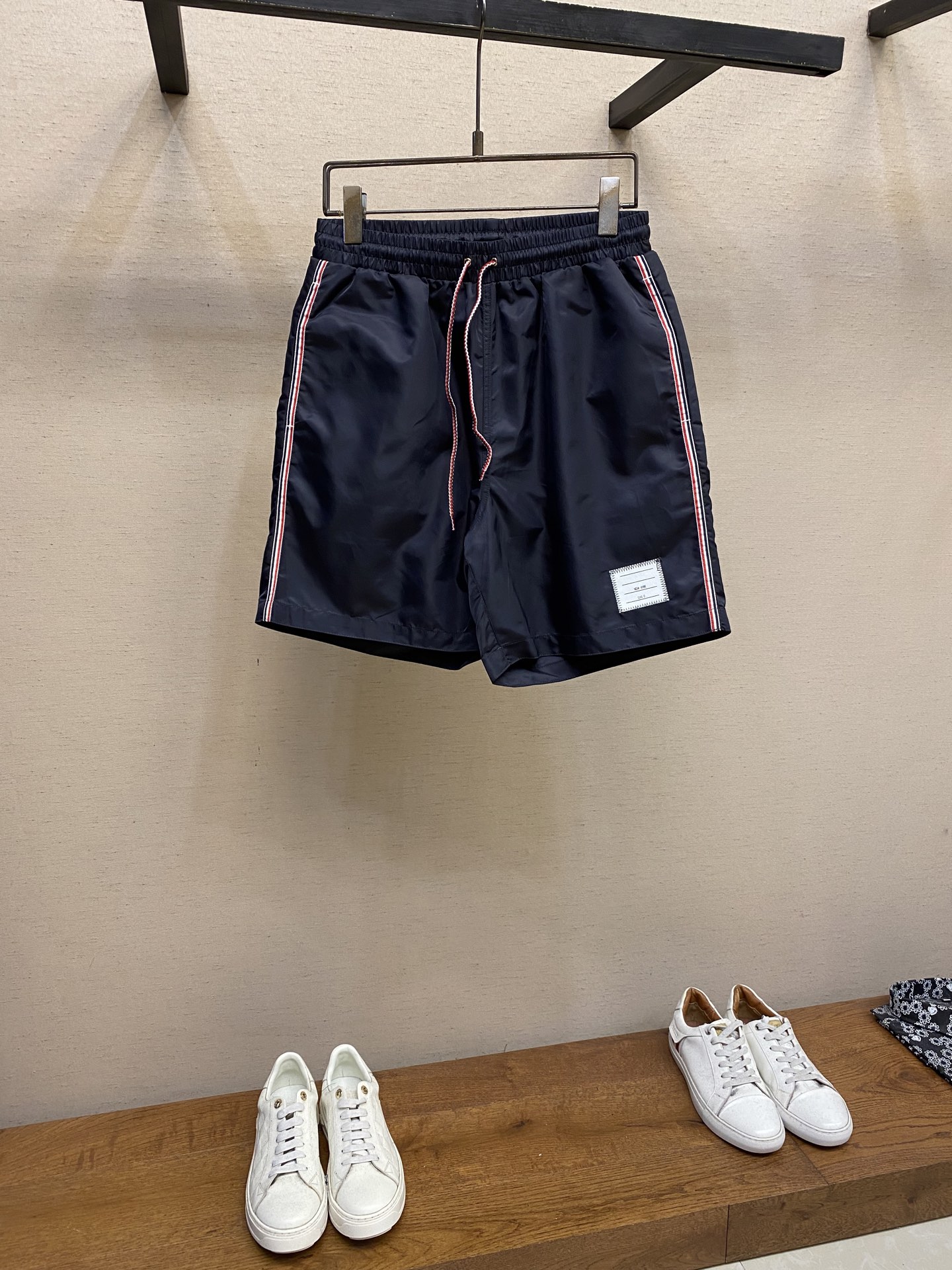 NO:447581,Thom Brown Men's Casual Shorts Cotton Fabric Casual Pants, the latest top-body style is invincible!  This pants are very versatile, elastic waist, and can be worn for daily work. They are a perfect combination of fashionable and casual and outdoor sports, so whether you wear them normally or outdoors, they are your best choice. Extreme comfort and quick sweating are the most popular key points, improving the comfort of wearing and suitable for aerobics and trail running conditions. This style is a running casual pants with an extremely wide range of applications, allowing you to naturally maintain a love for sports in summer, or you can wear them in casual life. Size S-XL, shorts, alexander wang19860909Thom Brown男士休闲短裤 纯棉面料休闲裤,最新款上身版型无敌正！ 绝对可以闭眼收的一款 此款裤子非常百搭,弹力腰围,日常上班 户外运动都可以穿着,是时尚休闲与户外运动的完美结合,所以无论您平时穿或者户外穿都是您的最佳选择. 极致舒适和快速排汗是备受青睐的重点,提升穿着舒适度,适合有氧运动和越野跑条件下穿着,此款是一件适用范围极其广泛的跑步休闲裤,让你在夏天自然可以保持对运动热爱,也可以在休闲生活中穿着 尺码S-XL,,shorts,alexander wang,Men's clothing