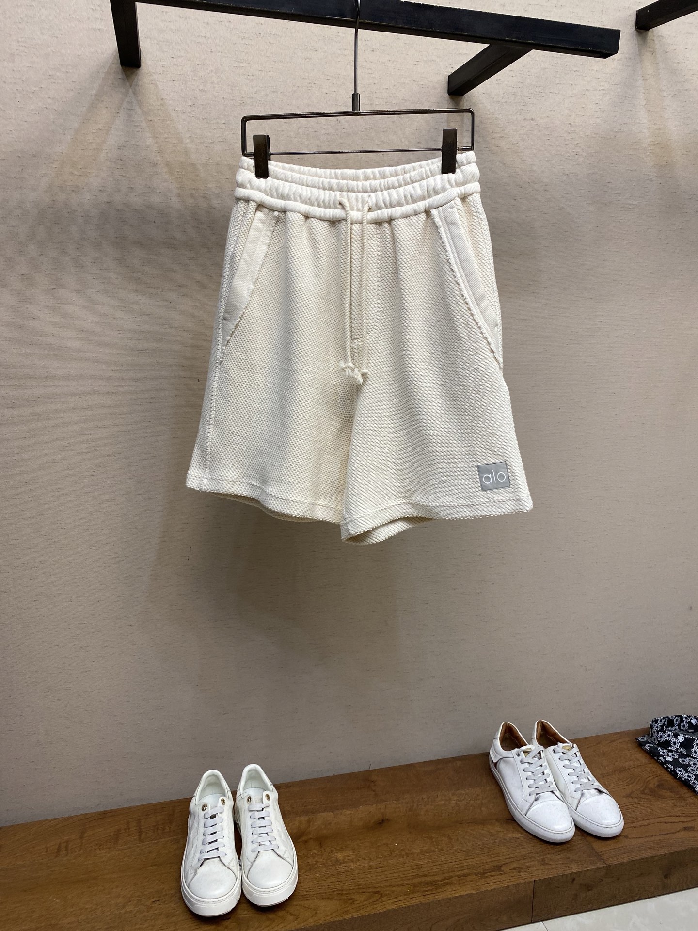 NO:447573,AIO men's casual shorts pure cotton fabric casual pants, the latest top-body style is invincible!  This pants are very versatile, elastic waist, and can be worn for daily work. They are a perfect combination of fashionable and casual and outdoor sports, so whether you wear them normally or outdoors, they are your best choice. Extreme comfort and quick sweating are the most popular key points, improving the comfort of wearing and suitable for aerobics and trail running conditions. This style is a running casual pants with an extremely wide range of applications, allowing you to naturally maintain a love for sports in summer, or you can wear them in casual life. Size S-XL, shorts, alexander wang19860909AIO 男士休闲短裤 纯棉面料休闲裤,最新款上身版型无敌正！ 绝对可以闭眼收的一款 此款裤子非常百搭,弹力腰围,日常上班 户外运动都可以穿着,是时尚休闲与户外运动的完美结合,所以无论您平时穿或者户外穿都是您的最佳选择. 极致舒适和快速排汗是备受青睐的重点,提升穿着舒适度,适合有氧运动和越野跑条件下穿着,此款是一件适用范围极其广泛的跑步休闲裤,让你在夏天自然可以保持对运动热爱,也可以在休闲生活中穿着 尺码S-XL,,shorts,alexander wang,Men's clothing