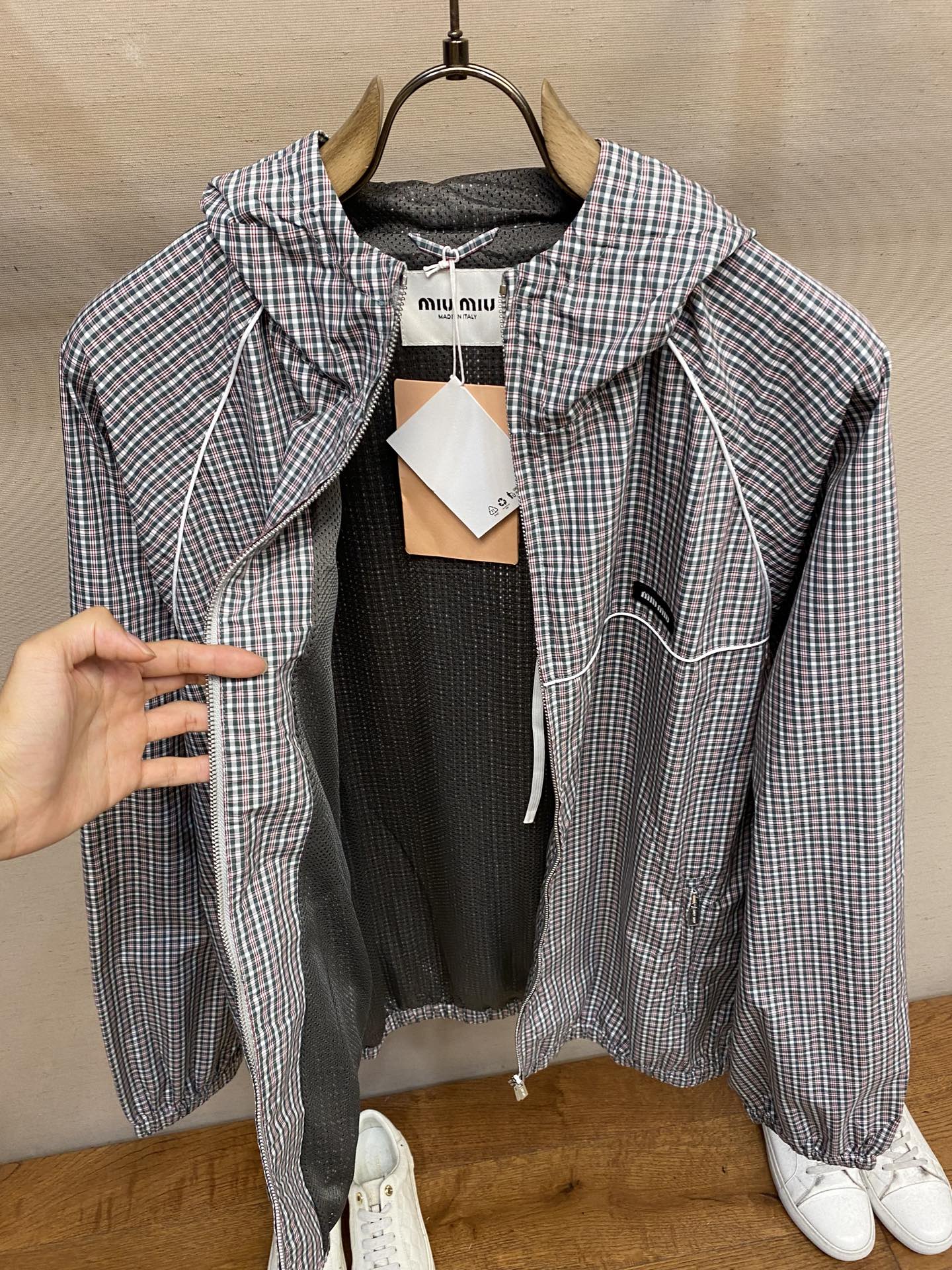 2025 Miu Miu Molecular Scroll Coat for Men and Women: High-Quality Custom Fabric, Perfect Details - 图片 7
