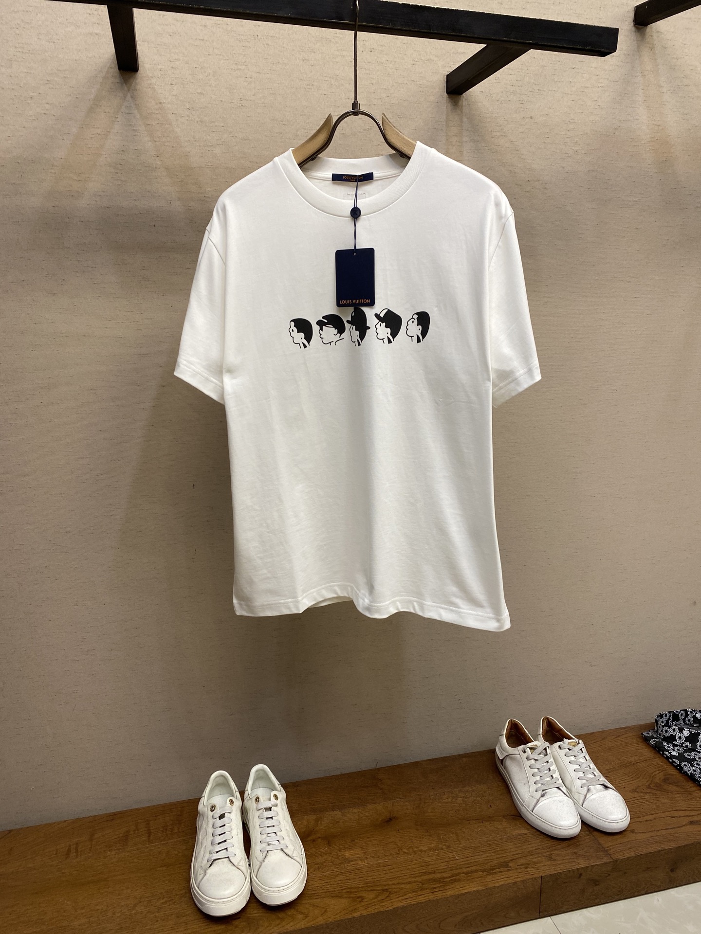 NO:540493,1V Louis Home Philippine and Dong-Co-branded Nigo Limited Edition Boy avatar three-dimensional printed half-sleeved T-shirt, thick pure cotton material, washing method is recommended for dry cleaning or wrapping the back of the laundry bag, machine-washing and drying naturally with cold water!  Size S-XL, louis vuitton,tees,t-shirt,alexander wang198609091V路易家 菲董联名Nigo限量版Boy头像立体印花半袖T恤 厚质纯棉材质 洗涤方式建议干洗或包裹洗衣袋反面单独冷水快速机洗自然晾干！ 尺码S-XL,,louis vuitton,tees，t-shirt,alexander wang,Men's clothing