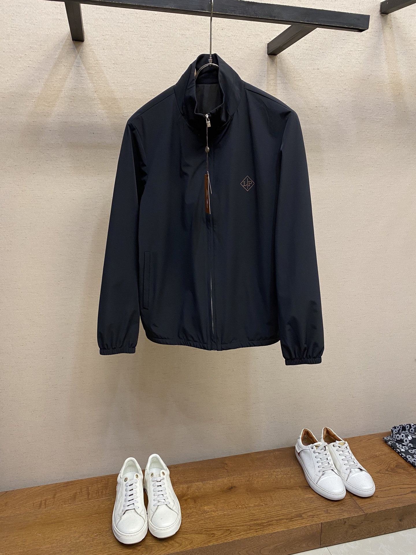 NO:447541,LP, 2025 new men's casual custom jacket. Wearing a simple and capable casual jacket, you will instantly return to fashionable and domineering, and it is full of vitality. The most popular small stand-alone collar zipper design before history, all the fabrics need to be customized, full of luxury. The slim tailoring reflects our perfect body shape and can be easily controlled regardless of weight. Super versatile style, no matter how big it is, suitable for wearing different age groups. High street wear style, spring and summer matching tools. Size M-4xl, loro piano, jackets & coats, jackets & coats, alexander wang19860909LP,2025新款男士休闲定制夹克外套.穿上简约干练的休闲外套,瞬间重回时髦霸气,又是活力满满的状态.史前最流行的小立领拉链设计,面料全部需要定制,奢华感十足.修身的剪裁体现出我们完美的体型无论胖瘦都可以轻松驾驭.超百搭款式,不挑身材的款,适合不同年龄段穿着.高街实穿款,春夏搭配利器 尺码M-4xl,,loro piana,jackets & coats,jackets & coats,alexander wang,Men's clothing