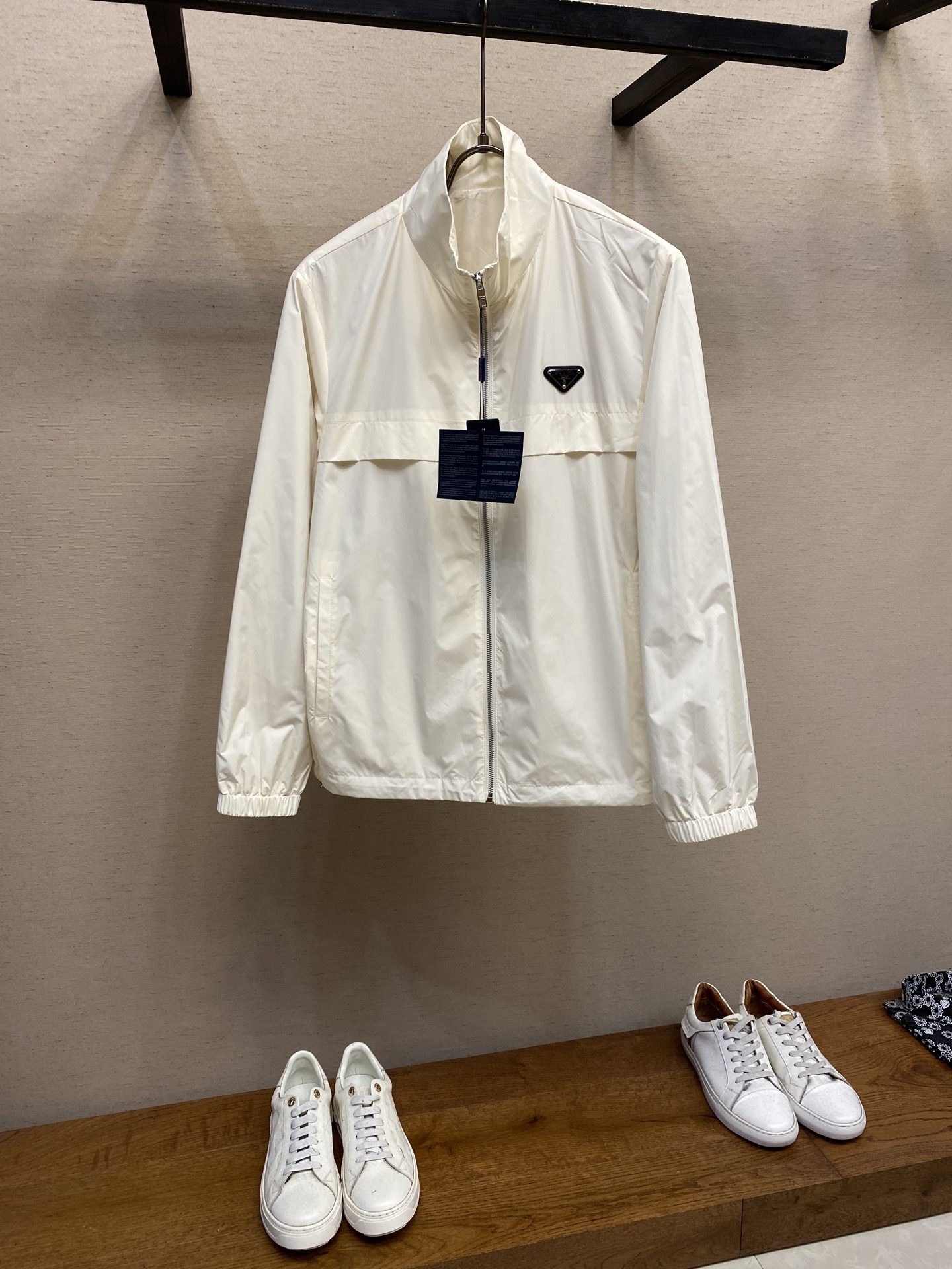 NO:447549,Prada, 2025 new men's casual custom jacket. Wearing a simple and capable casual jacket, you will instantly return to fashionable and domineering, and be full of vitality. The most popular prehistoric small stand-alone collar zipper design, all the fabrics need to be customized, full of luxury. The slim tailoring reflects our perfect body shape, which can be easily controlled regardless of weight. Super versatile style, no matter how big it is, suitable for wearing different age groups. High street wear style, spring and summer matching tools. Size M-4xl,,prada, jackets & coats, jackets & coats, alexander wang19860909Prada、2025新款男士休闲定制夹克外套.穿上简约干练的休闲外套,瞬间重回时髦霸气,又是活力满满的状态.史前最流行的小立领拉链设计,面料全部需要定制,奢华感十足.修身的剪裁体现出我们完美的体型无论胖瘦都可以轻松驾驭.超百搭款式,不挑身材的款,适合不同年龄段穿着.高街实穿款,春夏搭配利器 尺码M-4xl,,prada,jackets & coats,jackets & coats,alexander wang,Men's clothing