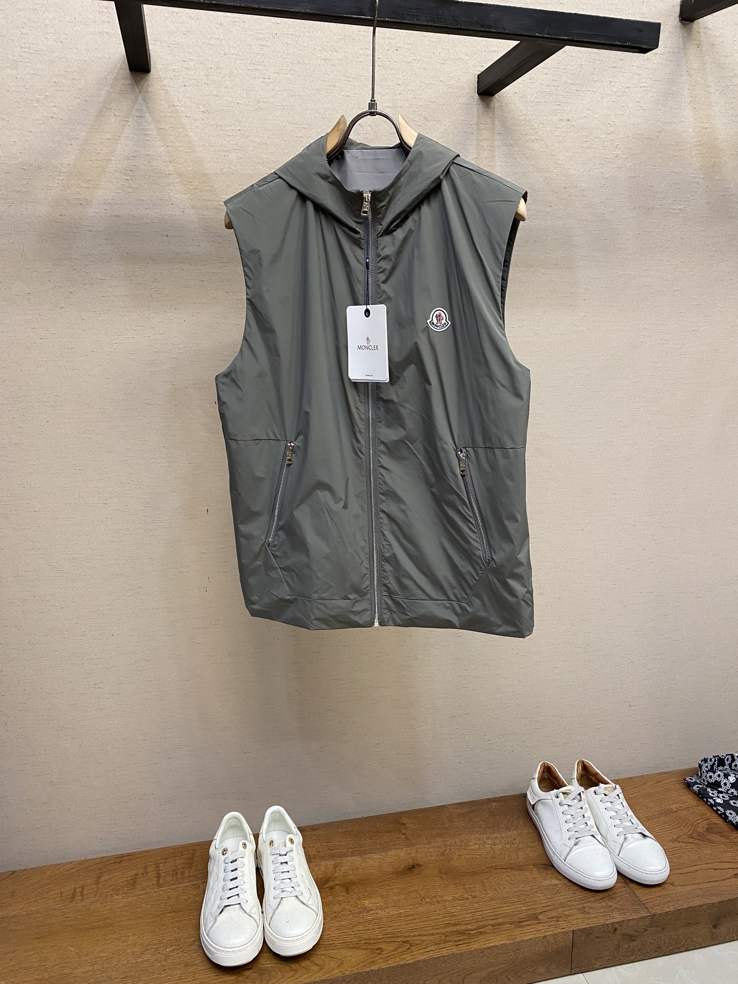 NO:447556,Moncler, 2025 new men's casual custom jacket vest jacket. Wearing a simple and capable casual jacket, you instantly return to fashionable and domineering, and is full of vitality. The most popular zipper design before history, all the fabrics need to be customized, full of luxury. The slim tailoring reflects our perfect body shape and can be easily controlled regardless of weight. Super versatile style, no matter how big it is, suitable for wearing different age groups. High street wear style, spring and summer matching tools. Size M-4xl,, jackets & coats, jackets & coats, alexander wang19860909Moncler,2025新款男士休闲定制夹克马甲外套.穿上简约干练的休闲外套,瞬间重回时髦霸气,又是活力满满的状态.史前最流行的拉链设计,面料全部需要定制,奢华感十足.修身的剪裁体现出我们完美的体型无论胖瘦都可以轻松驾驭.超百搭款式,不挑身材的款,适合不同年龄段穿着.高街实穿款,春夏搭配利器 尺码M-4xl,,jackets & coats,jackets & coats,alexander wang,Men's clothing