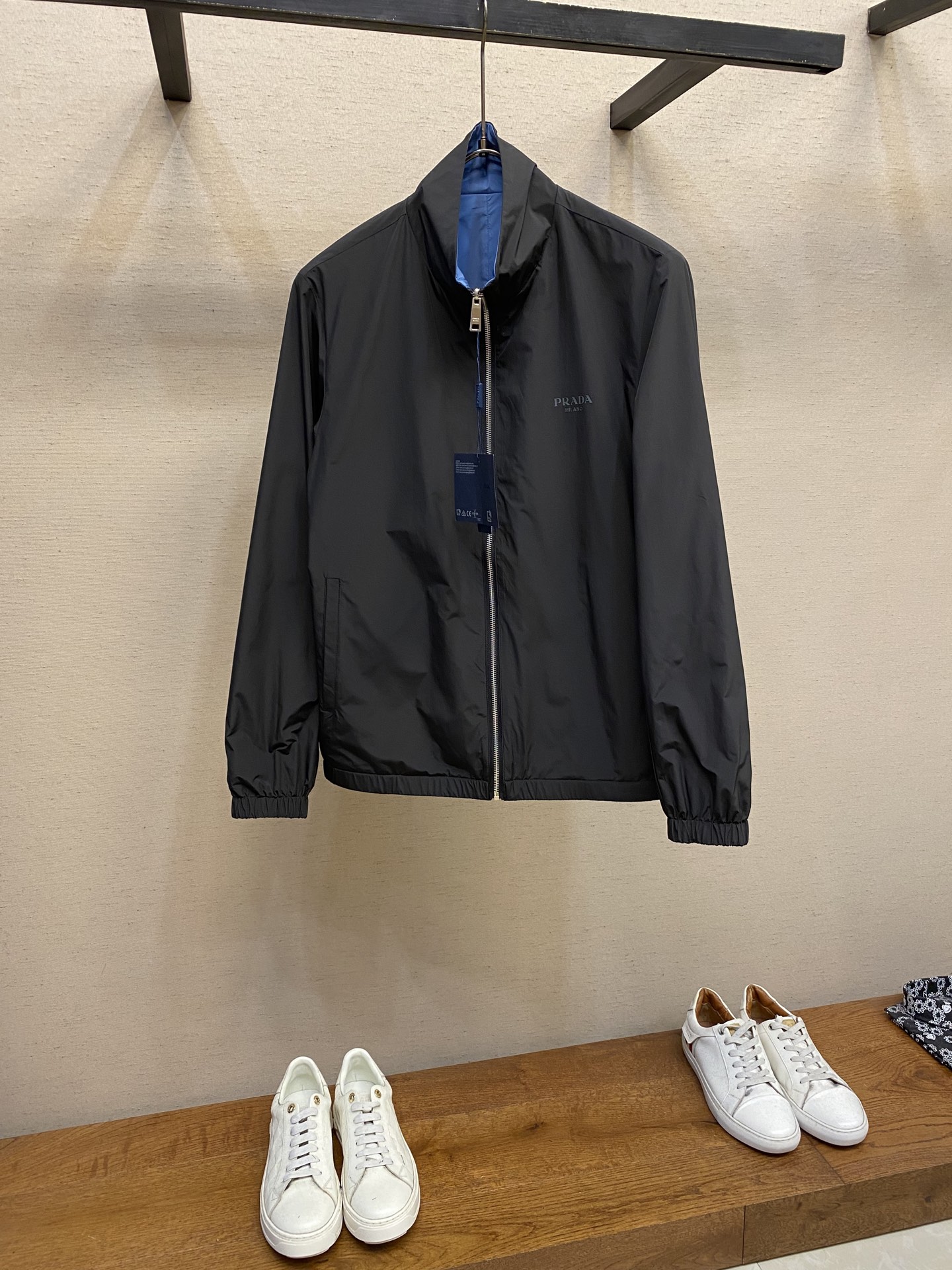 NO:447570,Prada, 2025 new men's casual custom double-sided jacket. Wearing a simple and capable casual double-sided jacket, instantly returns to fashionable and domineering, and is full of vitality. The most popular zipper design before history, all the fabrics need to be customized, full of luxury. The slim tailoring reflects our perfect body shape and can be easily controlled regardless of weight. Super versatile style, no matter how big it is, suitable for wearing different age groups. High street wear style, spring and summer matching tools. Size M-4xl,,prada, jackets & coats, jackets & coats, alexander wang19860909Prada,2025新款男士休闲定制双面夹克外套.穿上简约干练的休闲双面外套,瞬间重回时髦霸气,又是活力满满的状态.史前最流行的拉链设计,面料全部需要定制,奢华感十足.修身的剪裁体现出我们完美的体型无论胖瘦都可以轻松驾驭.超百搭款式,不挑身材的款,适合不同年龄段穿着.高街实穿款,春夏搭配利器 尺码M-4xl,,prada,jackets & coats,jackets & coats,alexander wang,Men's clothing